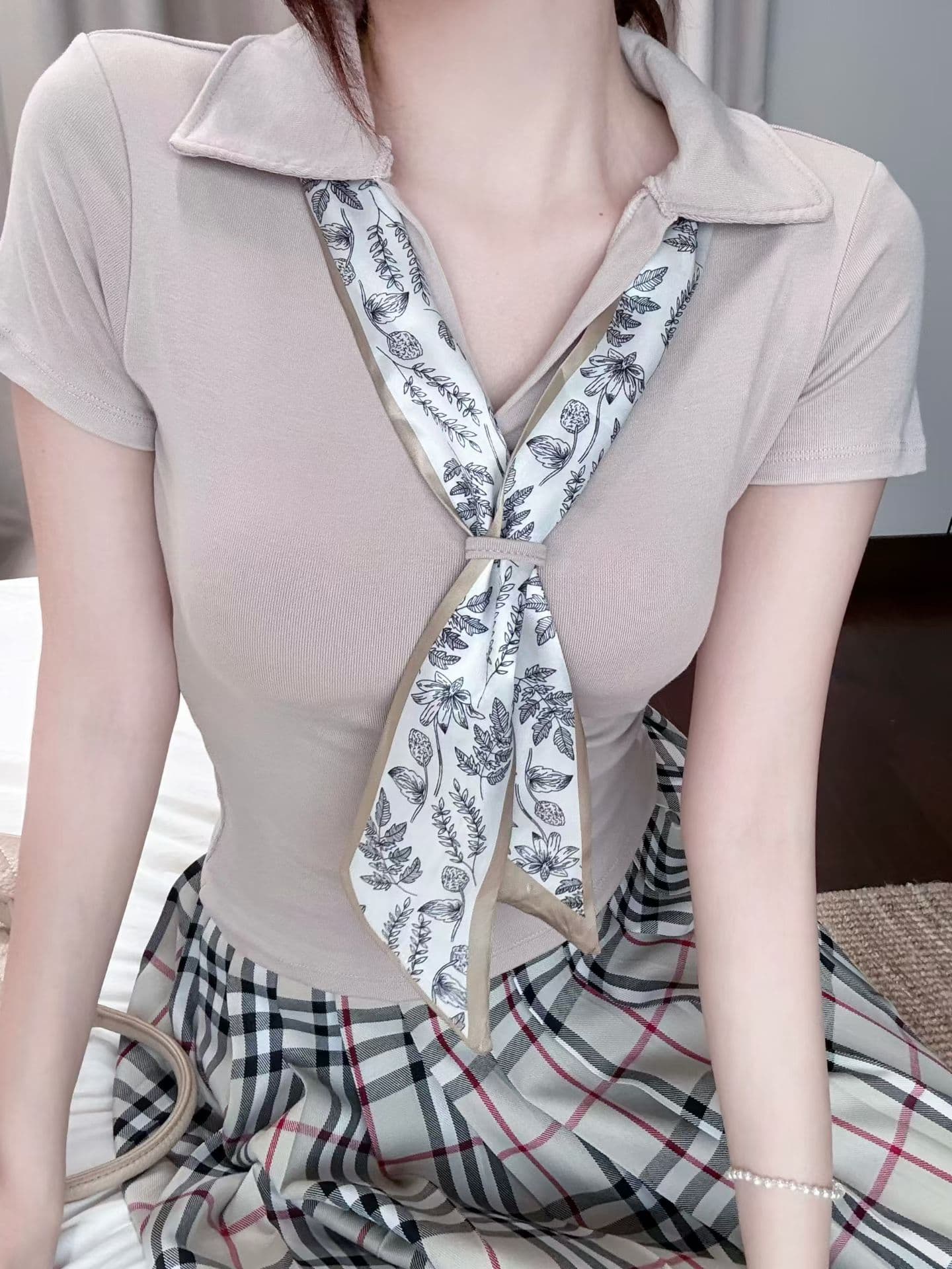 실사 정가 감소되지 않음 작은 샤넬 스타일 프린트 스카프 폴로 칼라 반팔 티셔츠 여성 몸매 가꾸기 슬림해 보이는 만나는 맨위 상세 이미지 8