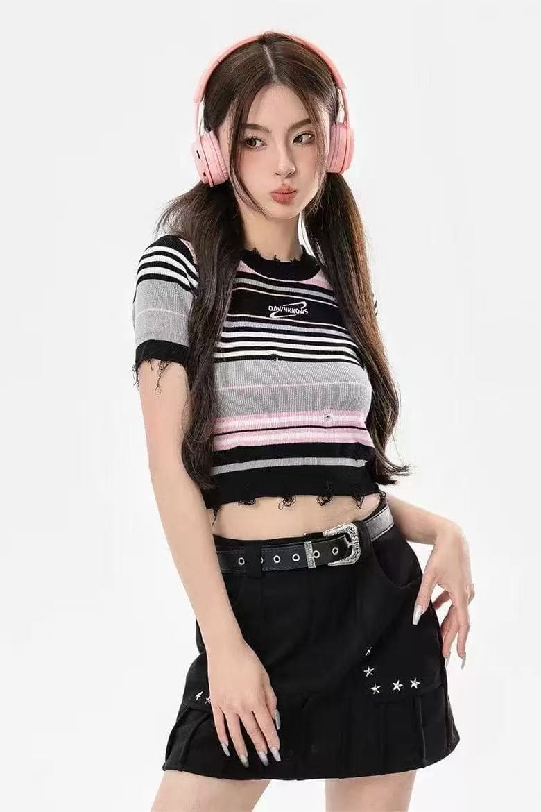 2026 여름 새로운 핫걸 자수 찢어진 스트라이프 니트 반팔 티셔츠 찢어진 부분 스트라이프 하이웨이스트 맨위 여성 트렌디 이미지 6