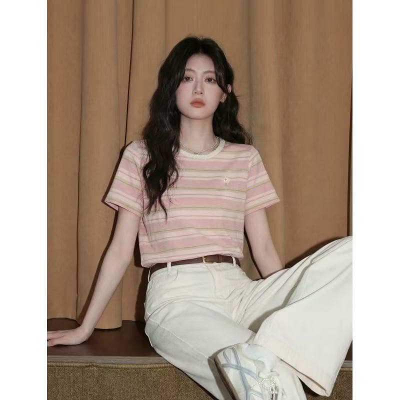 핑크색 스트라이프 라운드 넥 반팔 티셔츠 여성 여름 2026 새로운 루즈핏 고유 한 아름다운 자이언트 잘 생긴 긍정적 인 어깨 의류 상세 이미지 4