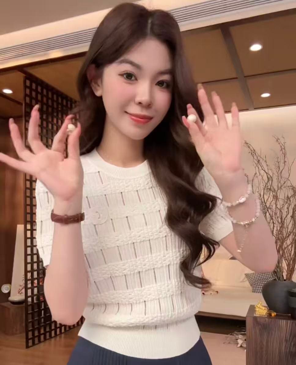 2026 년 여름 새로운 외국 가스 캐주얼 홀로우 아웃 니트 반팔 맨위 몸매 가꾸기 다용도 슬림해 보이는 여성 이미지 3