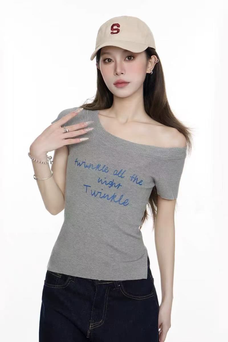한 부서 비스듬한 칼라 오프숄더 반팔 티셔츠 여성 여름 2026 새로운 알파벳 프린트 니트 디자인 센스 오프숄더 맨위 이미지 6