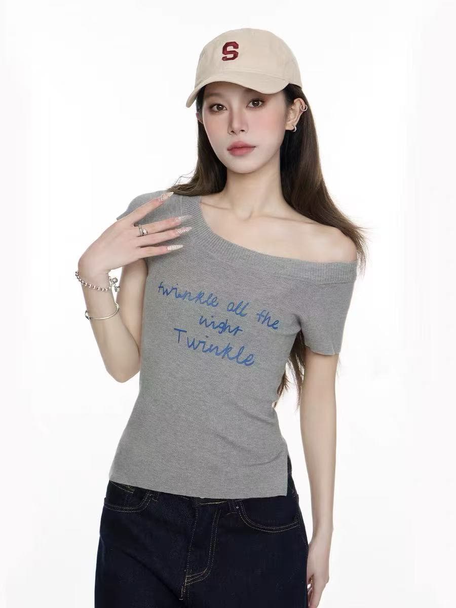 한 부서 비스듬한 칼라 오프숄더 반팔 티셔츠 여성 여름 2026 새로운 알파벳 프린트 니트 디자인 센스 오프숄더 맨위 상세 이미지 4
