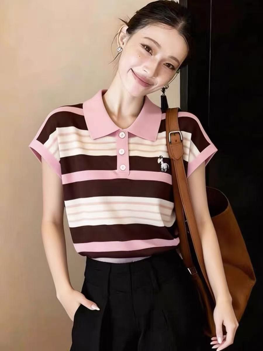스트라이프 POLO 칼라 반팔 티셔츠 여성 2026 여름 새로운 분말 브라운 배색 자수 작은 말 연령 감소 루즈핏 맨위 상세 이미지 2