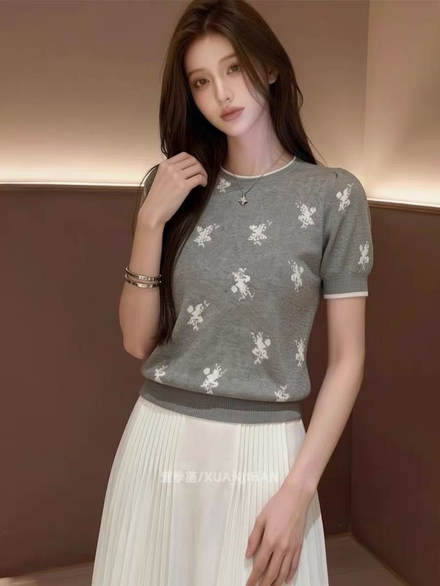 2026 여름 새로운 빛 럭셔리 바람 반팔 니트 스웨터 여성 회색 꽃 자수 부드러운 바람 연령 감소 맨위 트렌드