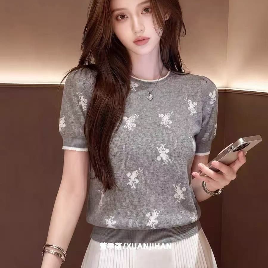 2026 여름 새로운 빛 럭셔리 바람 반팔 니트 스웨터 여성 회색 꽃 자수 부드러운 바람 연령 감소 맨위 트렌드 이미지 5