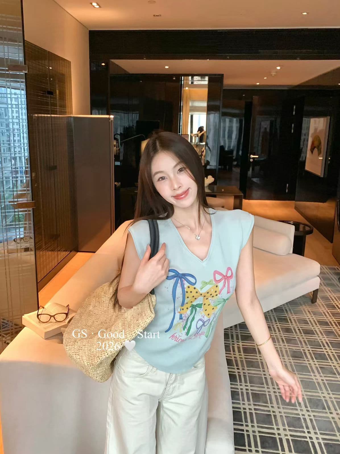 화이트 V넥 나비 매듭 프린트 루즈핏 조끼 슬립 여성 2026 여름 슈퍼 화재 연령 감소 그레이트 봐 의류 이미지 2