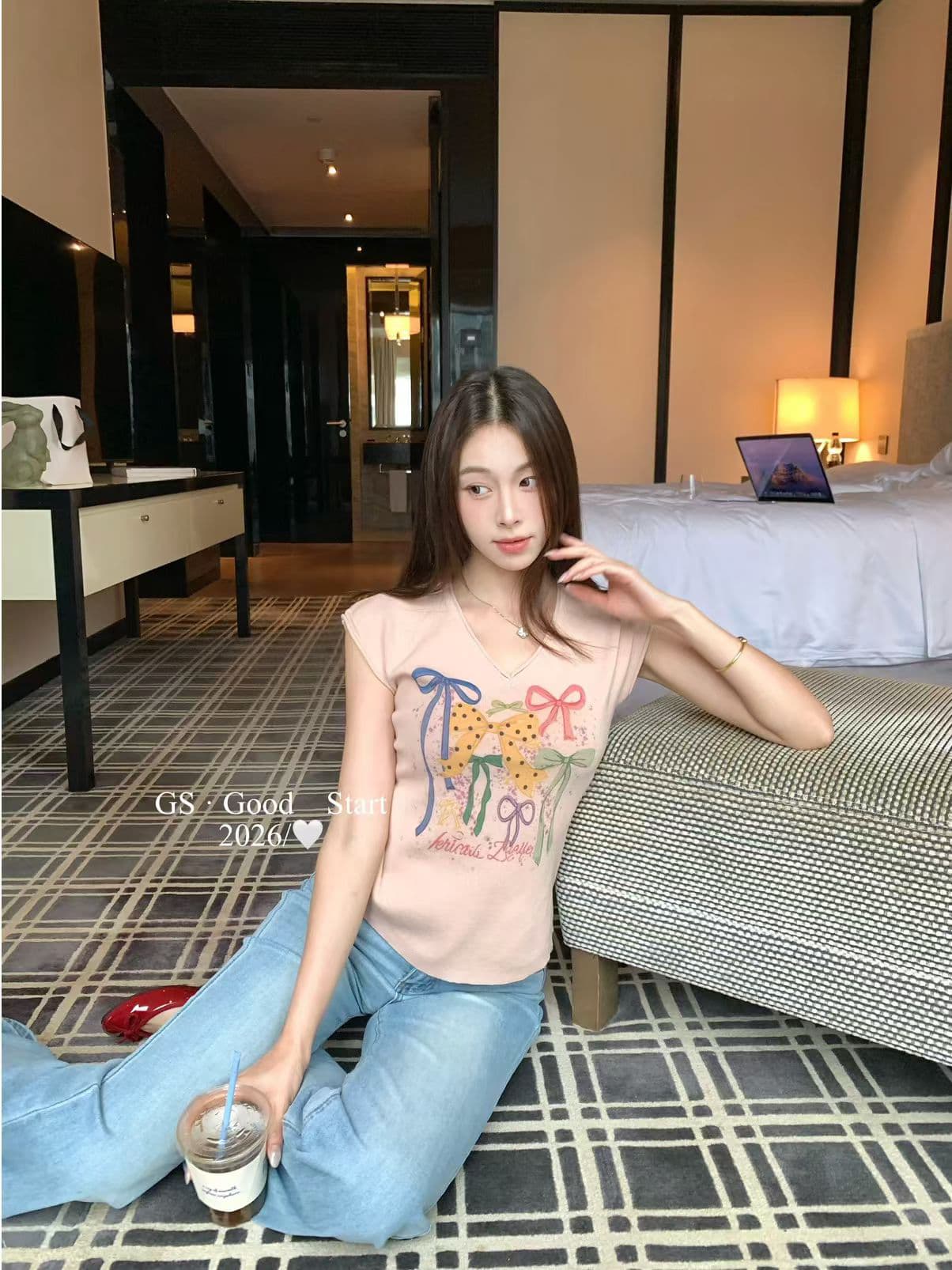 화이트 V넥 나비 매듭 프린트 루즈핏 조끼 슬립 여성 2026 여름 슈퍼 화재 연령 감소 그레이트 봐 의류 상세 이미지 2