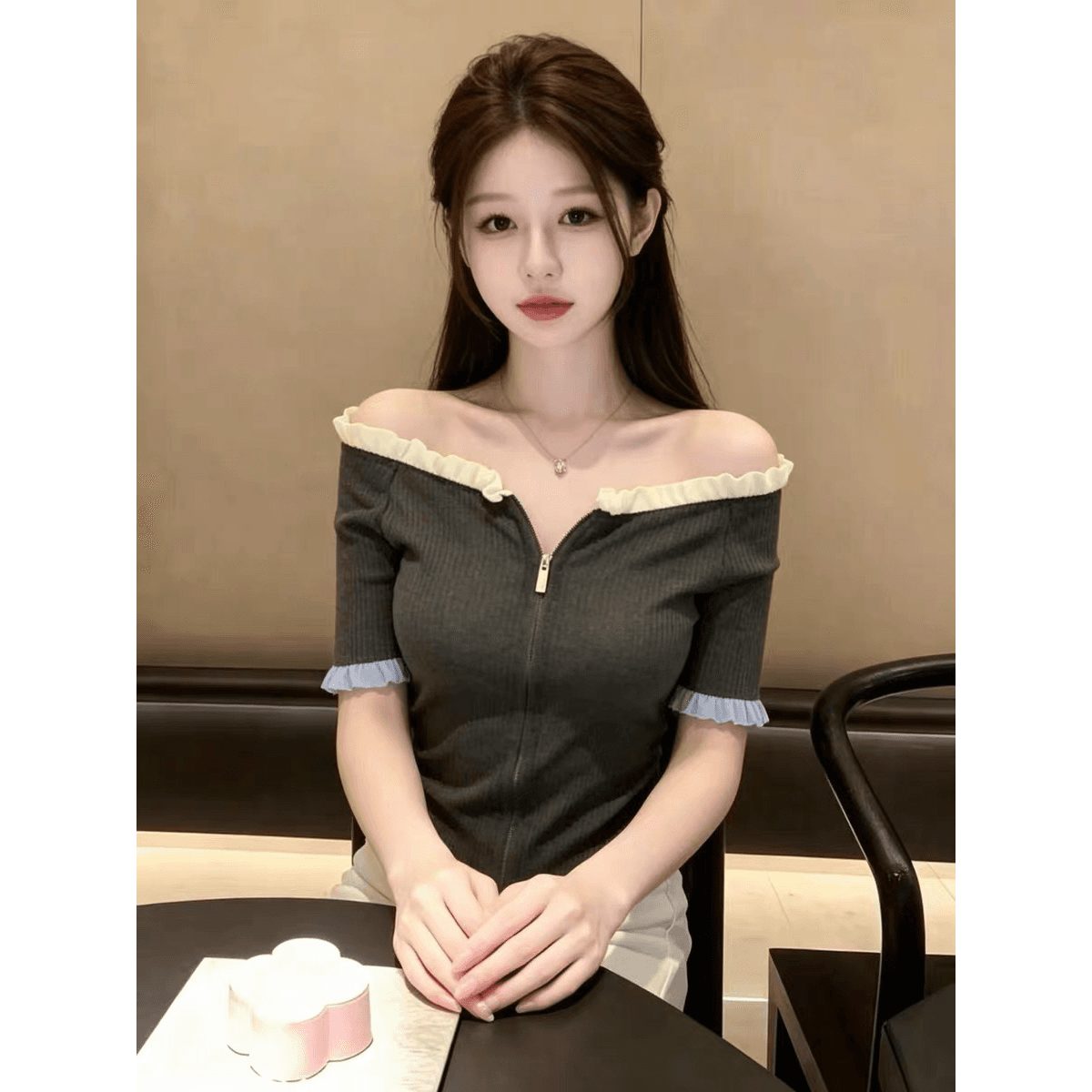 한 부서 배색 오프숄더 지퍼 프릴 니트 스웨터 여성 여름 새로운 반팔 디자인 센스 연령 감소 맨위 트렌디 이미지 5