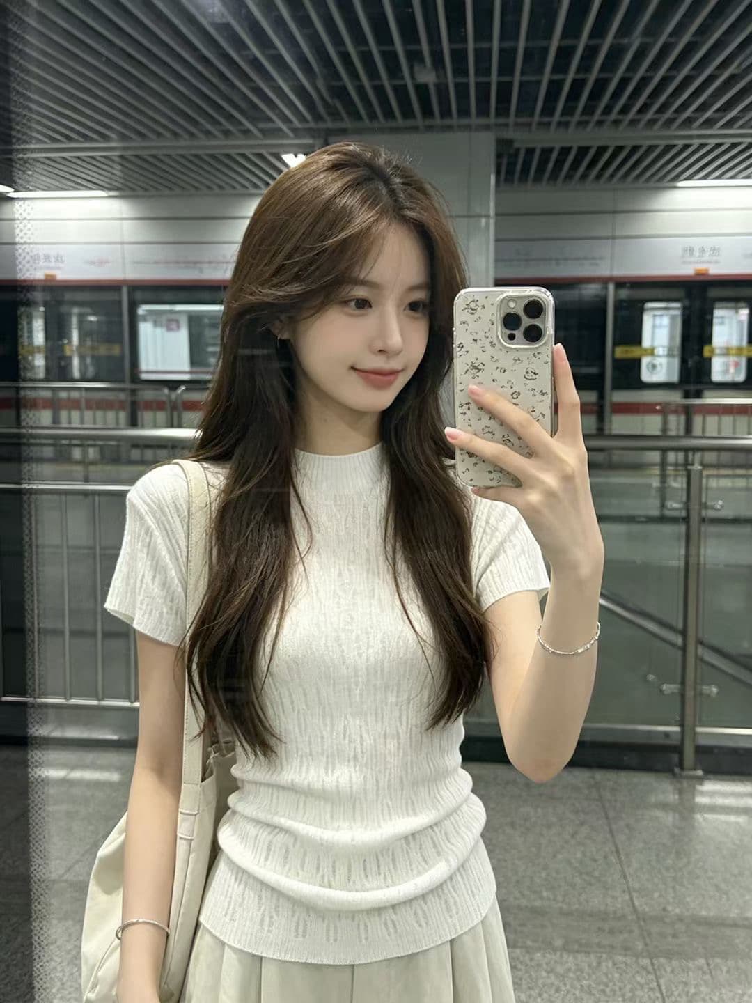 한 부서 2026 여름 새로운 패션 몸매 가꾸기 슬림해 보이는 반하이넥 홀로우 아웃 반팔 니트 스웨터 여성 트렌디 이미지 3