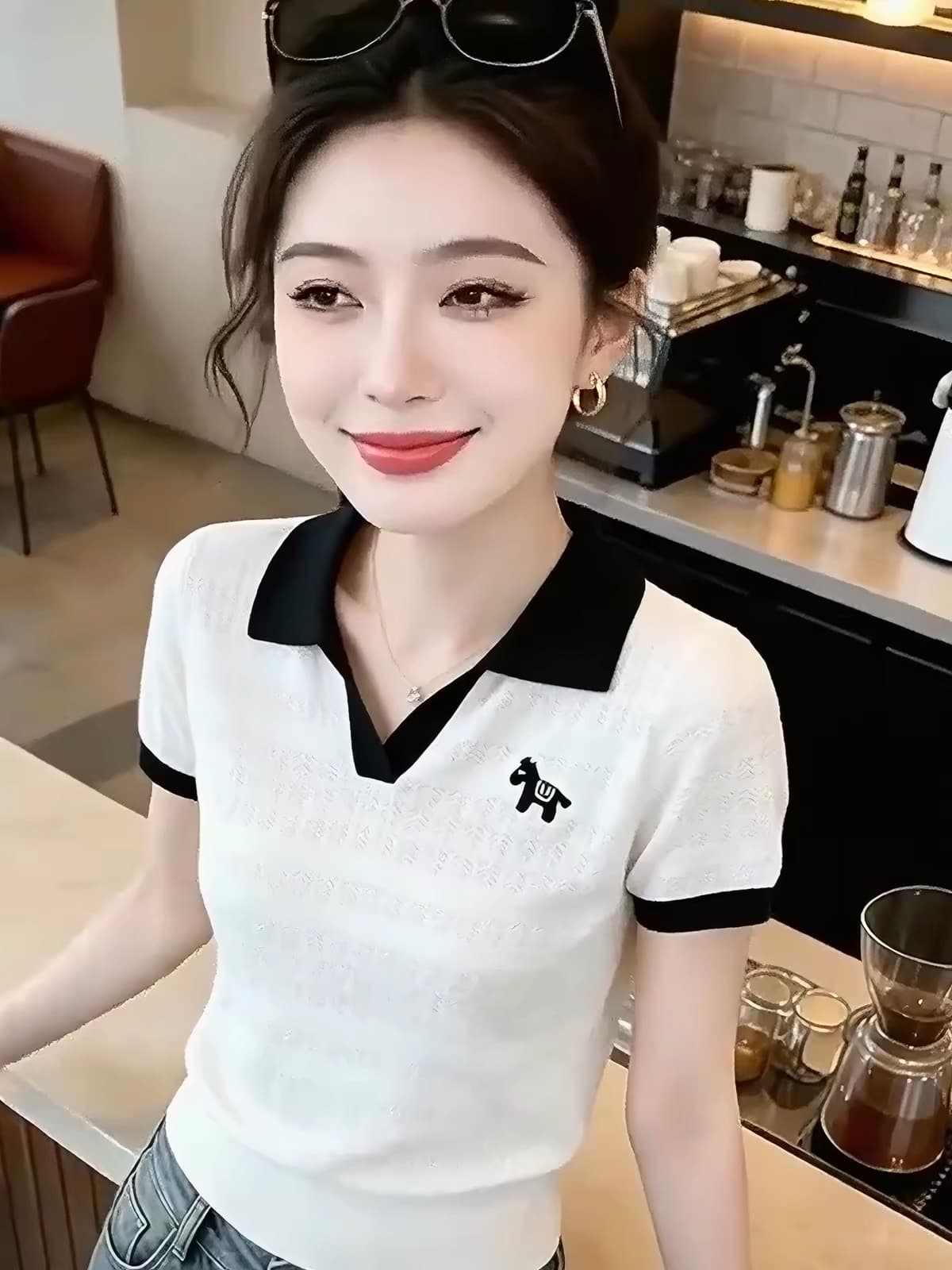 올해 여름 새로운 외국 가스 패션 디자인 센스 홀로우 아웃 작은 말 자수 POLO 칼라 반팔 티셔츠 여성 의류 맨위