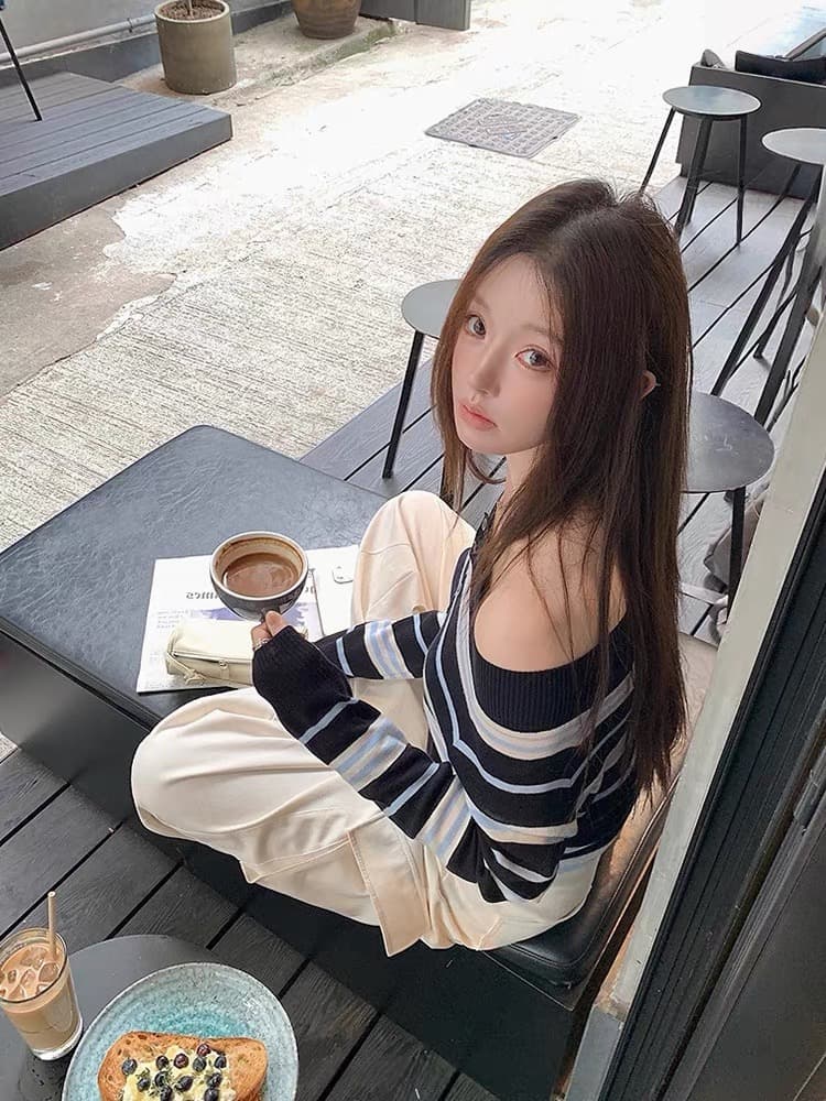 한 여성 아름다운 오프숄더 스트라이프 니트 스웨터 여성 긴 소매 품격 맨위 흑백 줄무늬 셔츠 상세 이미지 4