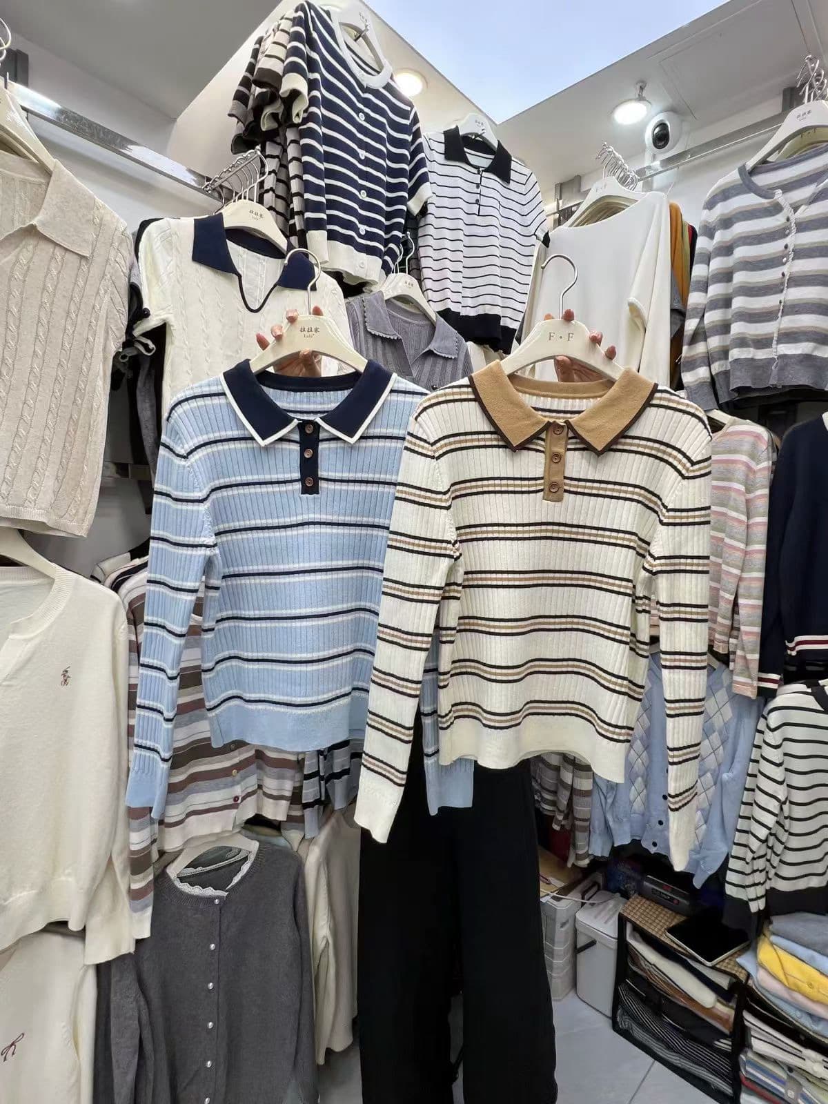 2026 이른 가을 새로운 레트로 배색 스트라이프 POLO 칼라 긴팔 니트 스웨터 여성 출퇴근 다용도 슬림해 보이는 맨위 여성 이미지 4