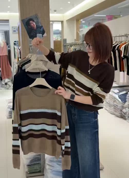 한 부서 패치워크 색상 스트라이프 홀로우 아웃 라운드 넥 긴팔 니트 스웨터 여성 이른 가을 새로운 루즈핏 슬림해 보이는 다용도 맨위