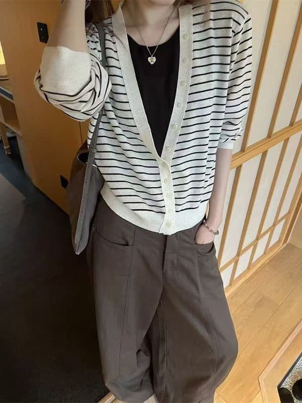 한 부서 미니멀리즘 2026 가을 새로운 스트라이프 V넥 배색 슬림해 보이는 느긋한 바람 페이크 레이어드 양모 바늘 여성 코트 이미지 4