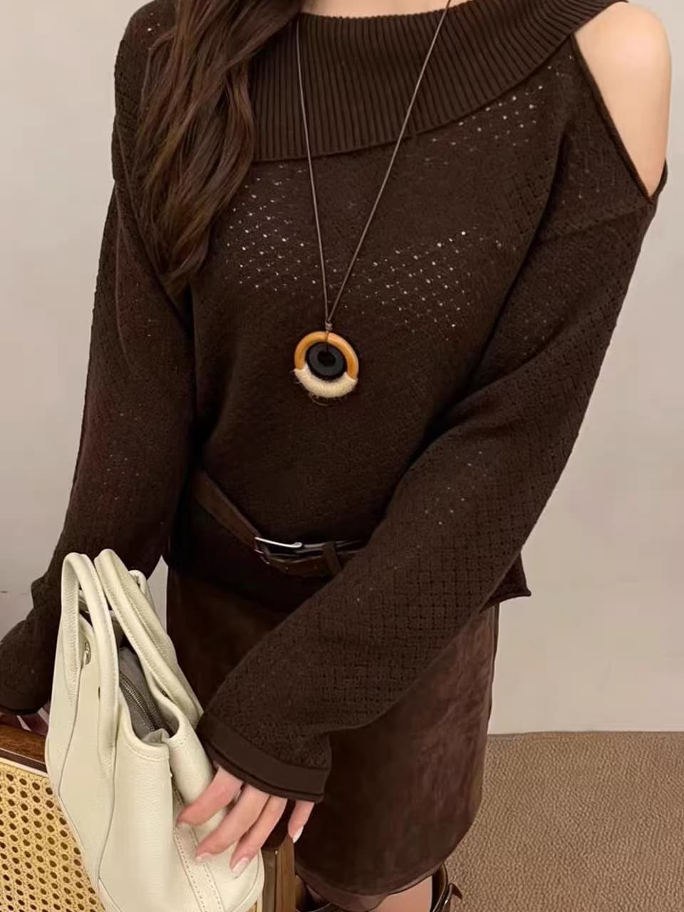 불규칙 폴로 칼라 오프숄더 니트 스웨터 여성 홀로우 아웃 질감 벨트 섹션 루즈핏 긴팔 분위기 센스 풀오버 맨위 이미지 4