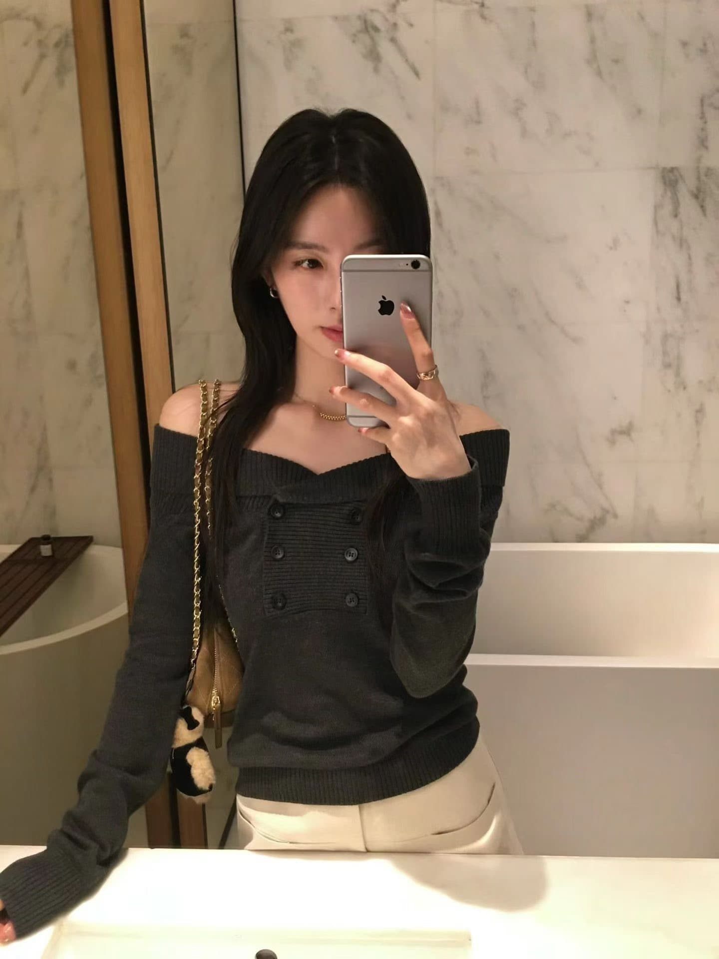 한 부서 미니멀리즘 부드러운 품격 빅 브이 넥 오프숄더 고급 회색 니트 스웨터 여자 2026 가을 새로운 이미지 2