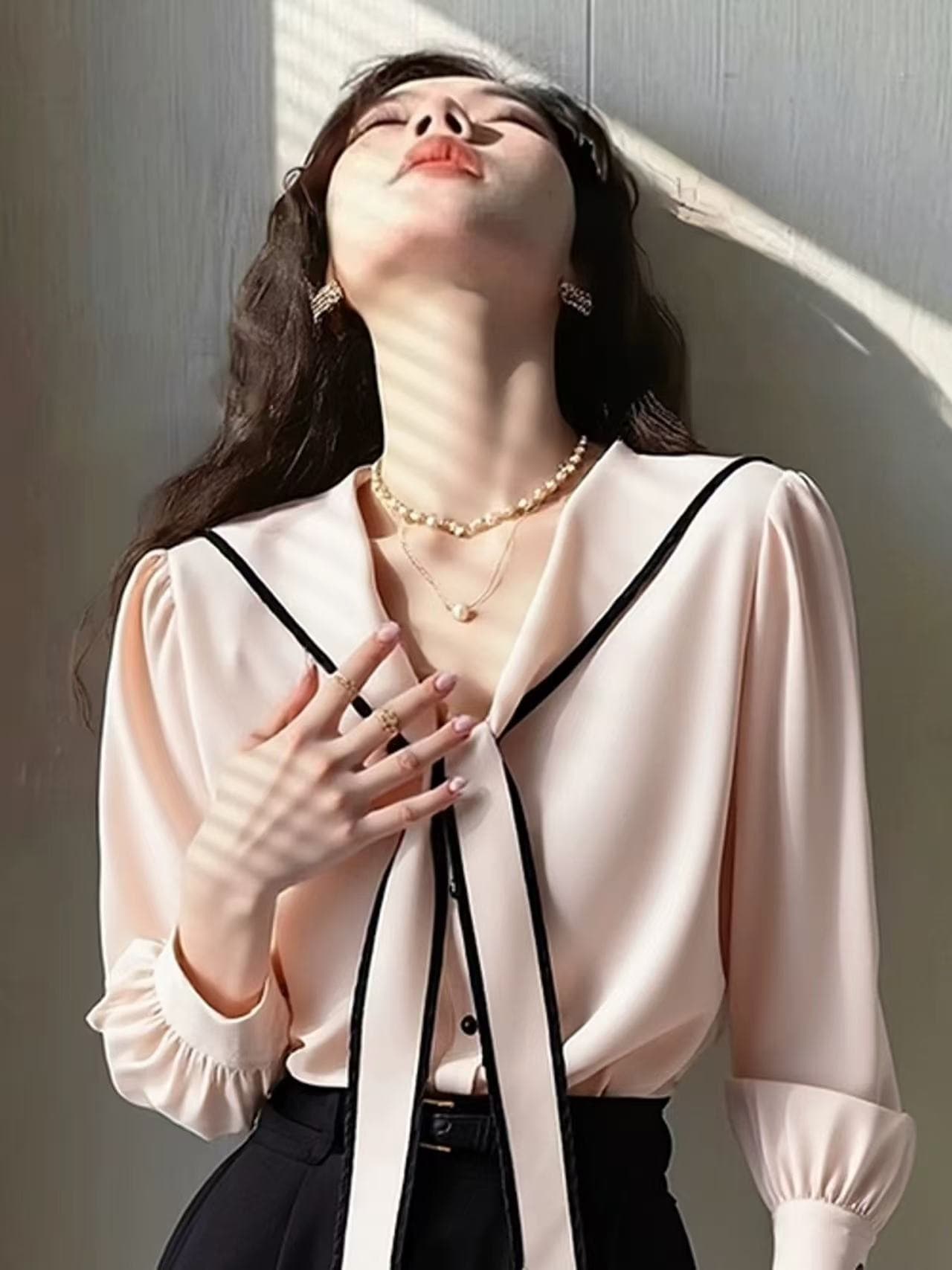 고유 한 아름다운 자이언트 잘 생긴 여성 셔츠 봄 새로운 핑크색 고급 센스 빛 요리 한 연령 감소 외국 가스 나비 매듭 맨위 상세 이미지 5