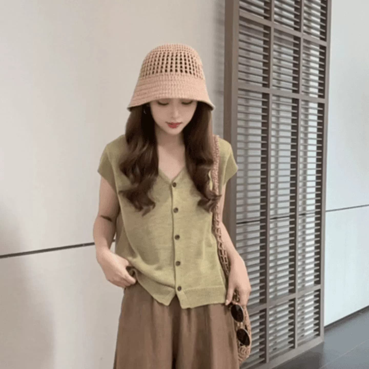한 부서 느슨함 센스 긍정적 인 어깨 V넥 작은 날다 소매 얼음 실크 니트 스웨터 여성 여름 얇은 스타일 다용도 슬림해 보이는 반팔 맨위