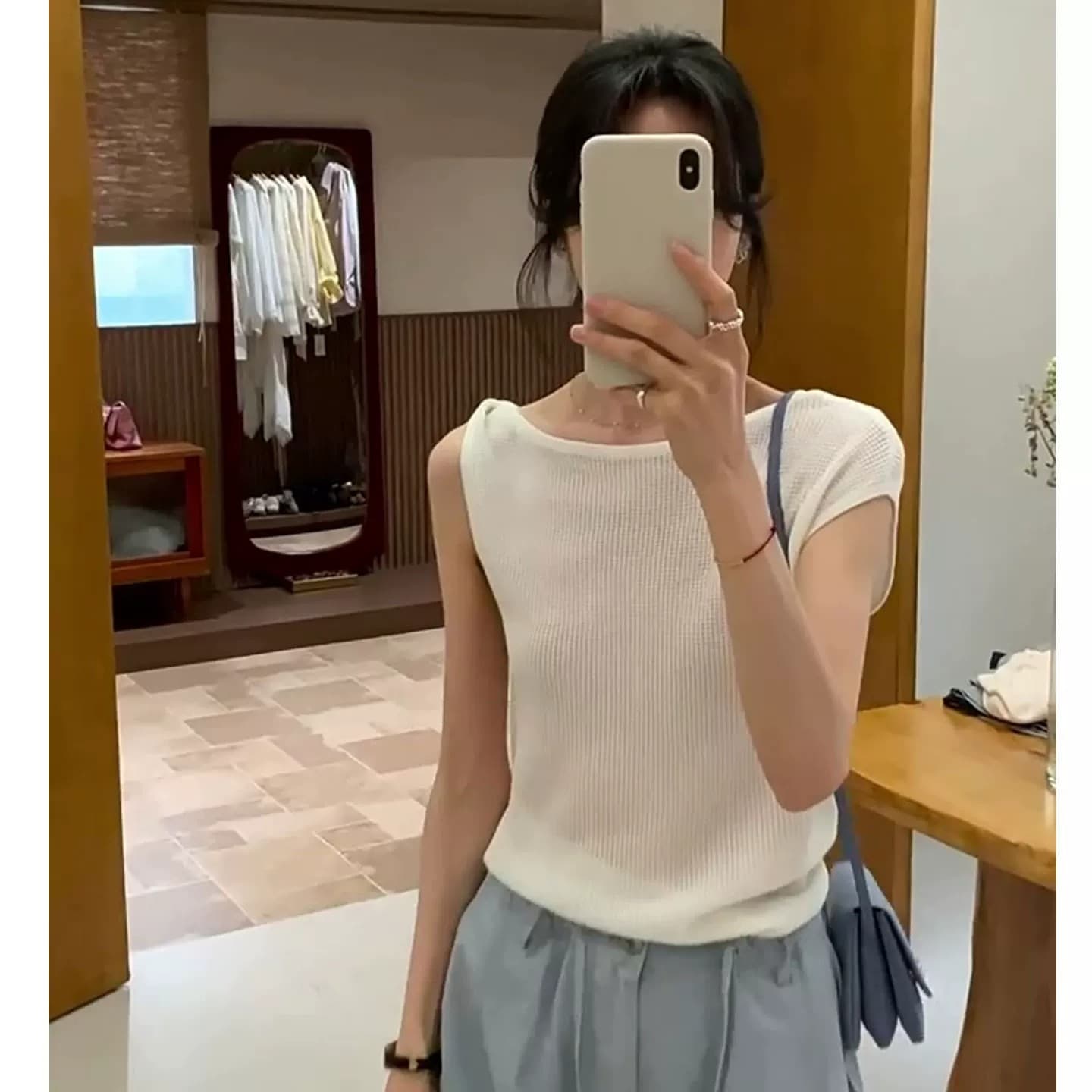 화이트 비틀림 비스듬한 어깨 반팔 니트 스웨터 여성 여름 디자인 센스 작은 대중 몸매 가꾸기 슬림해 보이는 다용도 오프숄더 맨위 얇은