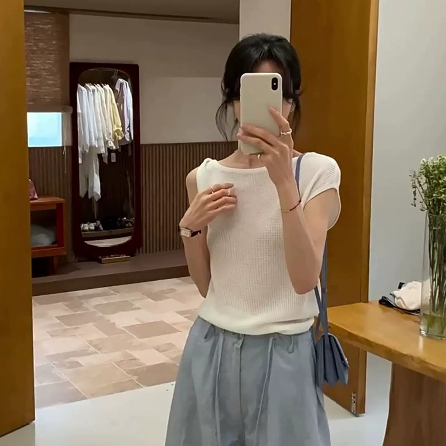 화이트 비틀림 비스듬한 어깨 반팔 니트 스웨터 여성 여름 디자인 센스 작은 대중 몸매 가꾸기 슬림해 보이는 다용도 오프숄더 맨위 얇은 상세 이미지 3