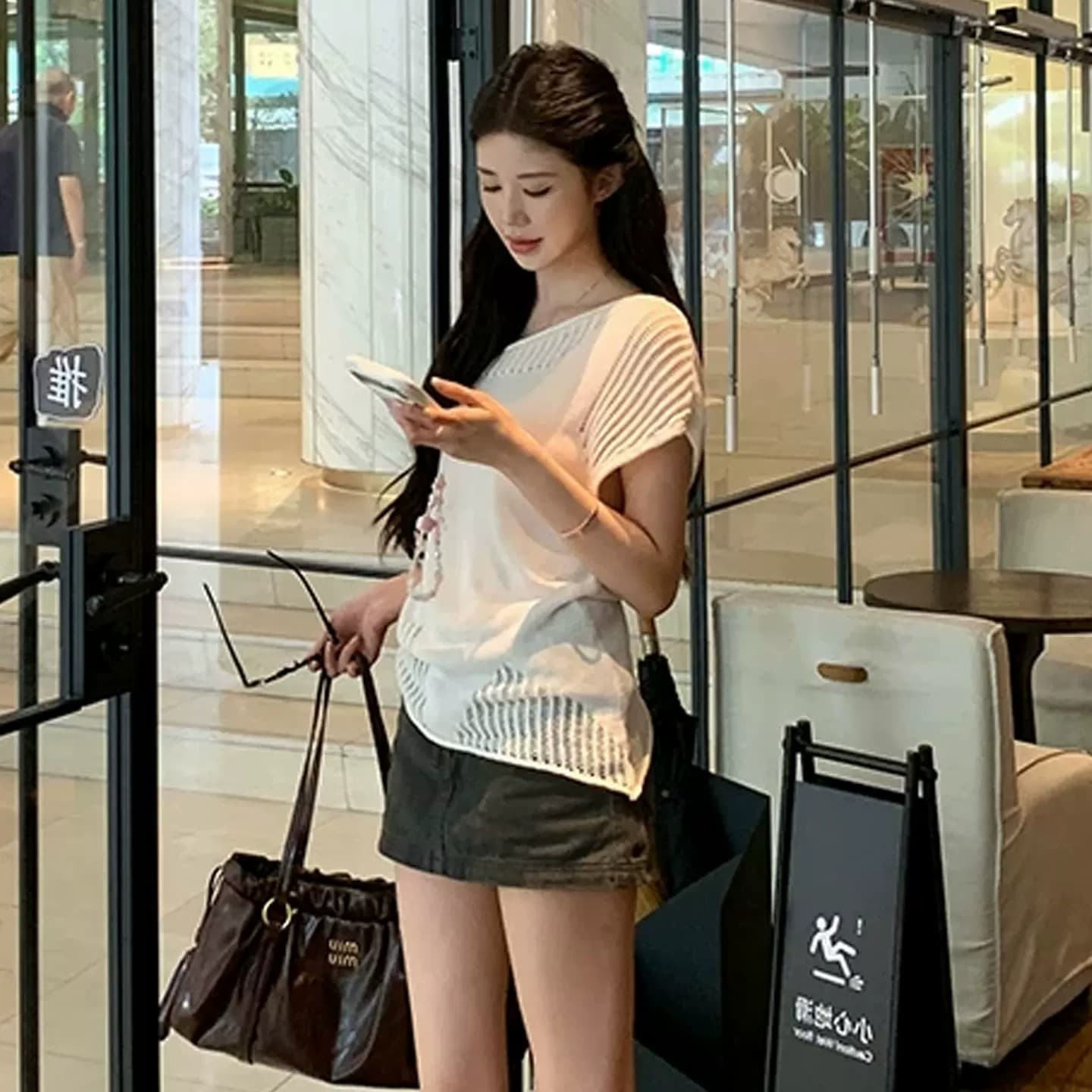 화이트 불규칙 비스듬한 어깨 섹시함 홀로우 아웃 반팔 니트 스웨터 여성 여름 디자인 센스 작은 대중 몸매 가꾸기 슬림해 보이는 맨위 이미지 3