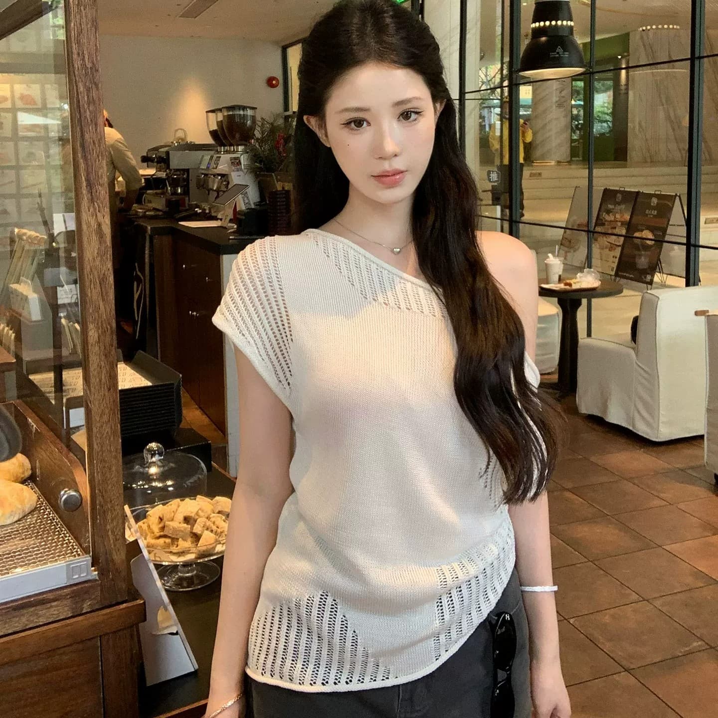 화이트 불규칙 비스듬한 어깨 섹시함 홀로우 아웃 반팔 니트 스웨터 여성 여름 디자인 센스 작은 대중 몸매 가꾸기 슬림해 보이는 맨위 상세 이미지 1