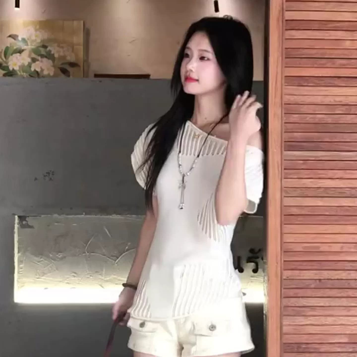 아메리칸 레트로 화이트 비스듬한 어깨 오프숄더 얼음 실크 홀로우 아웃 니트 스웨터 여성 여름 허리 수축 슬림해 보이는 디자인 센스 핫걸 맨위 이미지 2