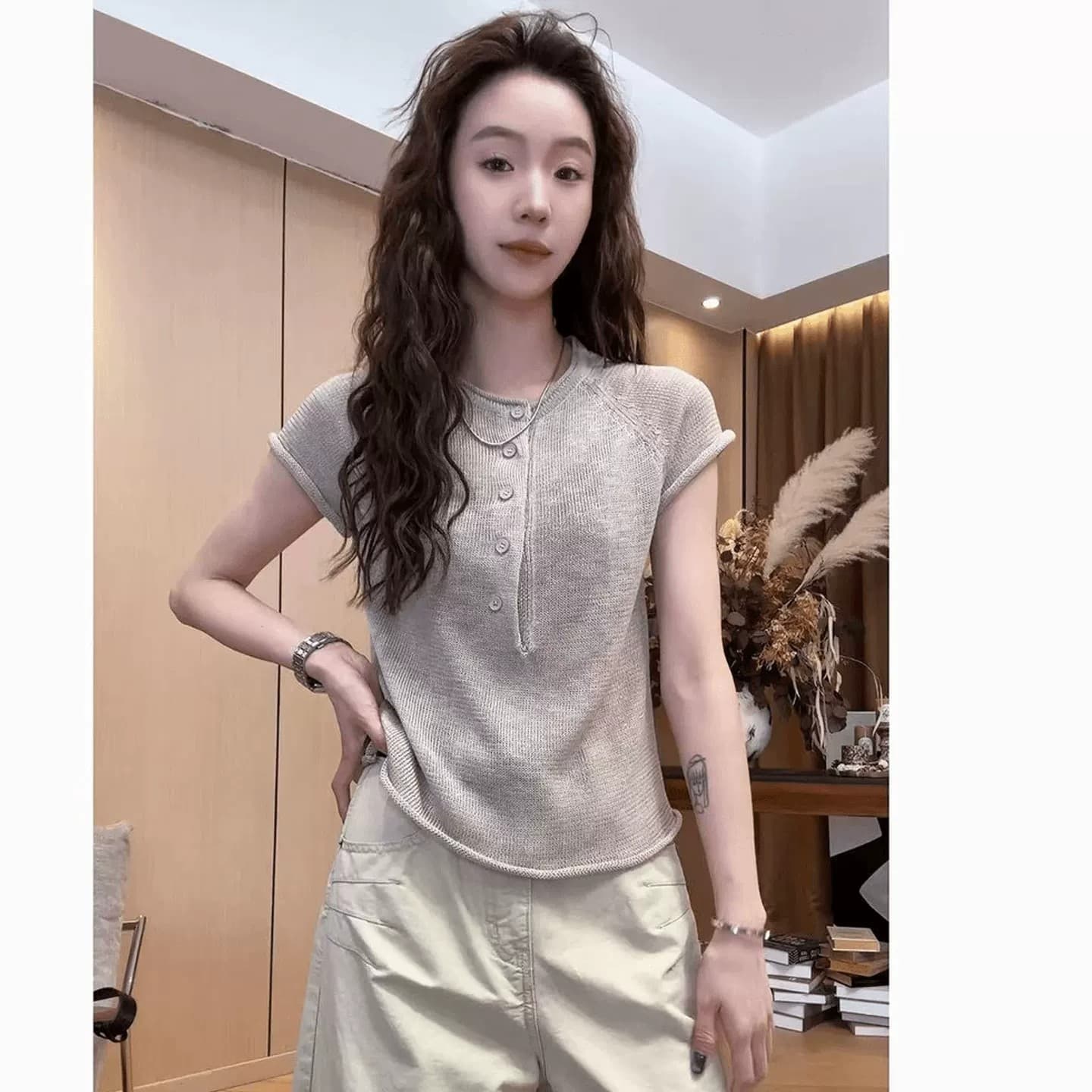 미니멀리즘 바람 라운드 넥 볼륨 측면 작은 날다 소매 단추 니트 스웨터 여성 여름 반팔 다용도 슬림해 보이는 잘 생긴 얇은 스타일 맨위 상세 이미지 1