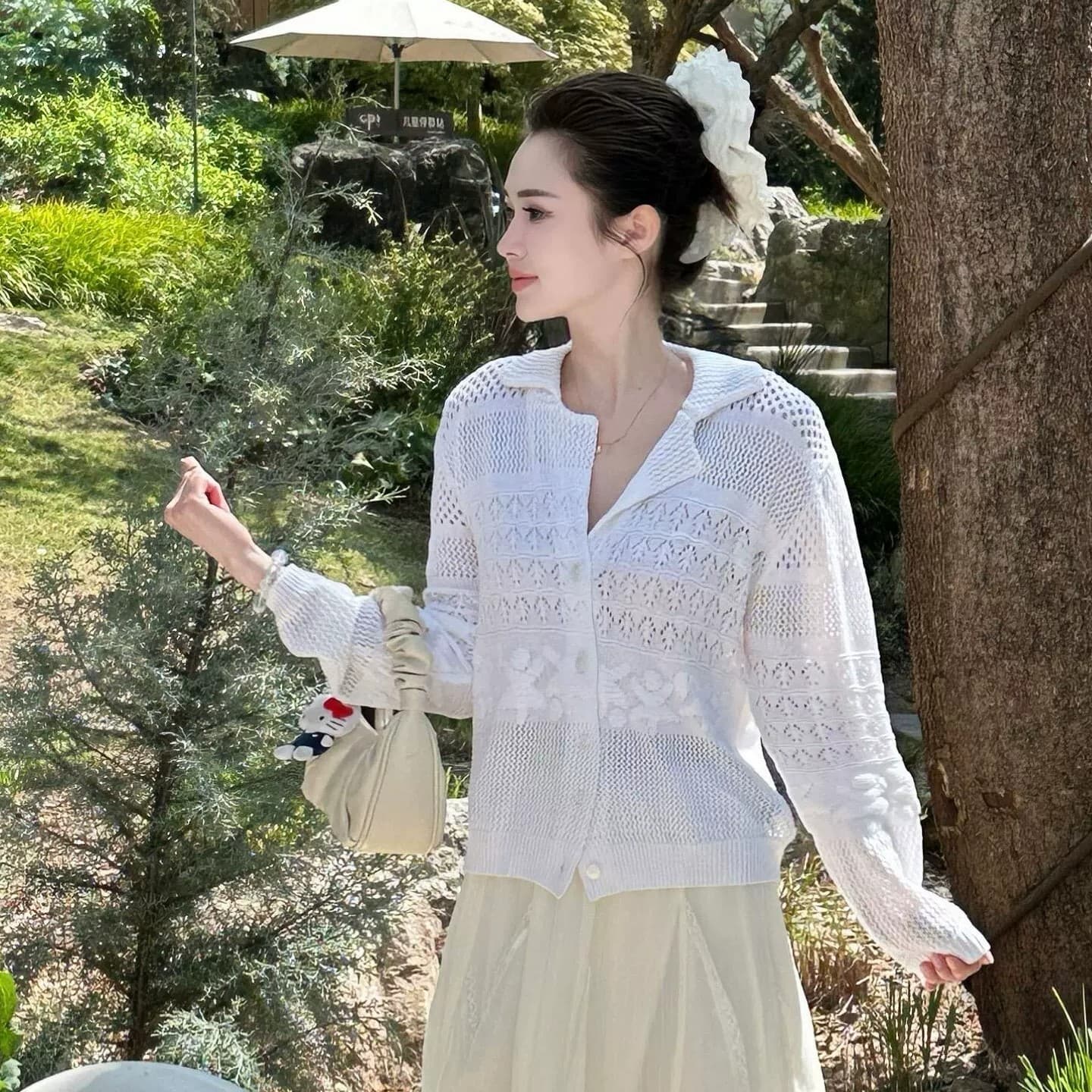 화이트 홀로우 아웃 니트 스웨터 여성 여름 긴팔 폴로 칼라 자외선 차단 블라우스 루즈핏 슬림해 보이는 고유 한 디자인 센스 맨위 상세 이미지 5