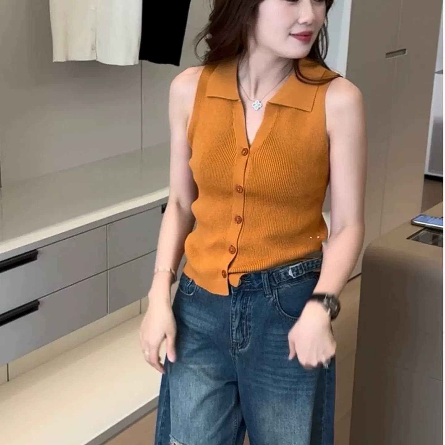 도파민 바람 V넥 니트 폴로 칼라 조끼 여성 여름 주황색 몸매 가꾸기 슬림해 보이는 외출용 핫걸 민소매 맨위 얇은 이미지 4