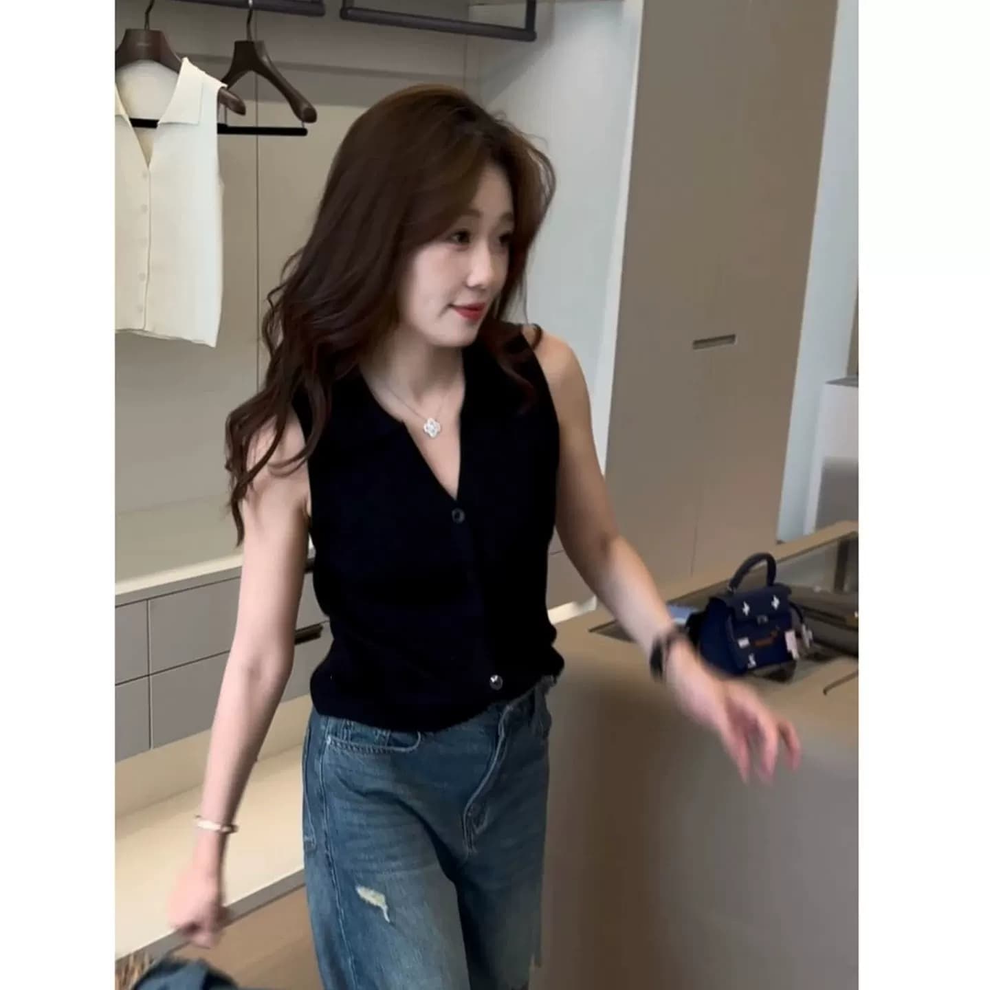 도파민 바람 V넥 니트 폴로 칼라 조끼 여성 여름 주황색 몸매 가꾸기 슬림해 보이는 외출용 핫걸 민소매 맨위 얇은 상세 이미지 2