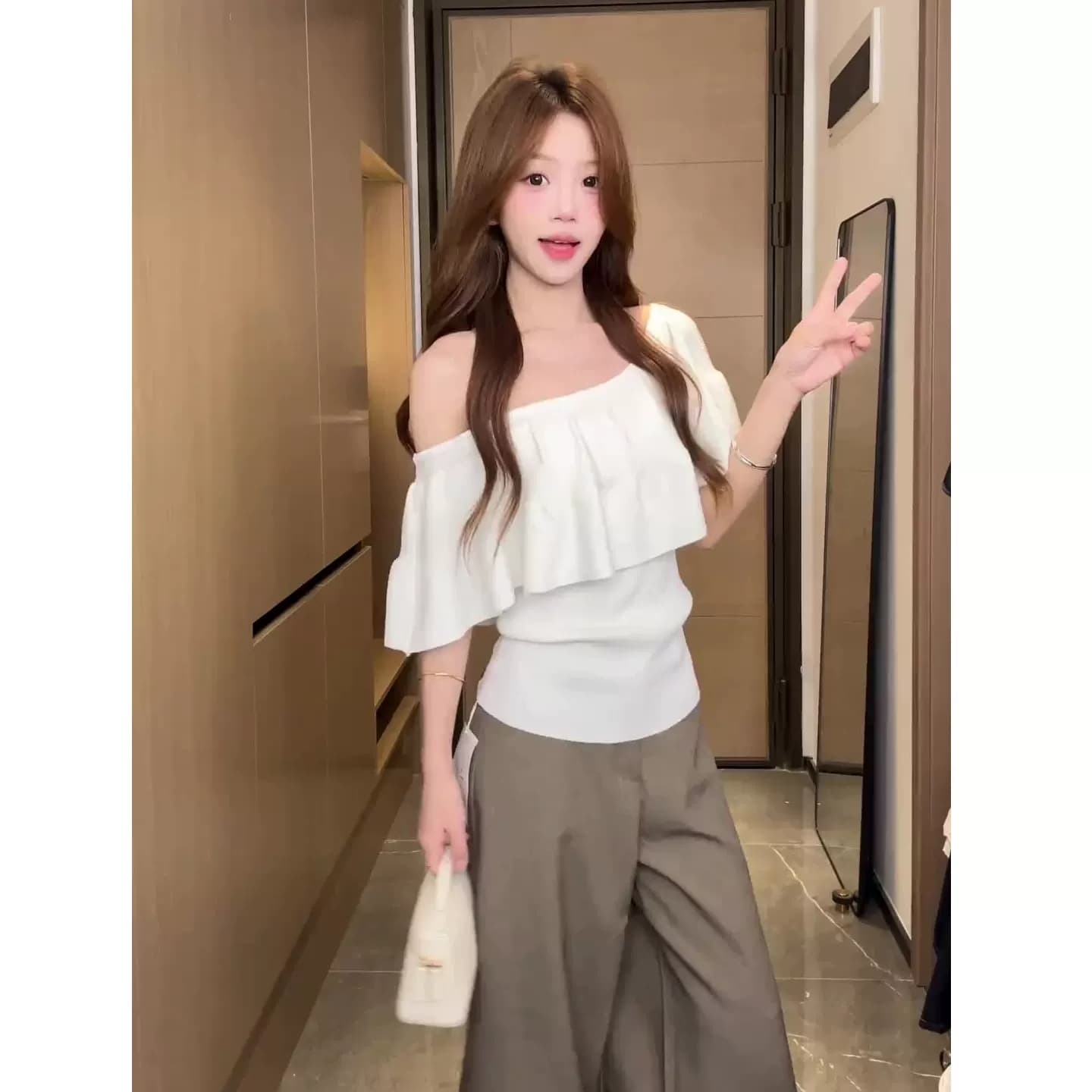 프랑스식 부드러운 바람 프릴 오프숄더 반팔 니트 스웨터 여성 여름 몸매 가꾸기 슬림해 보이는 자이언트 잘 생긴 오프숄더 맨위