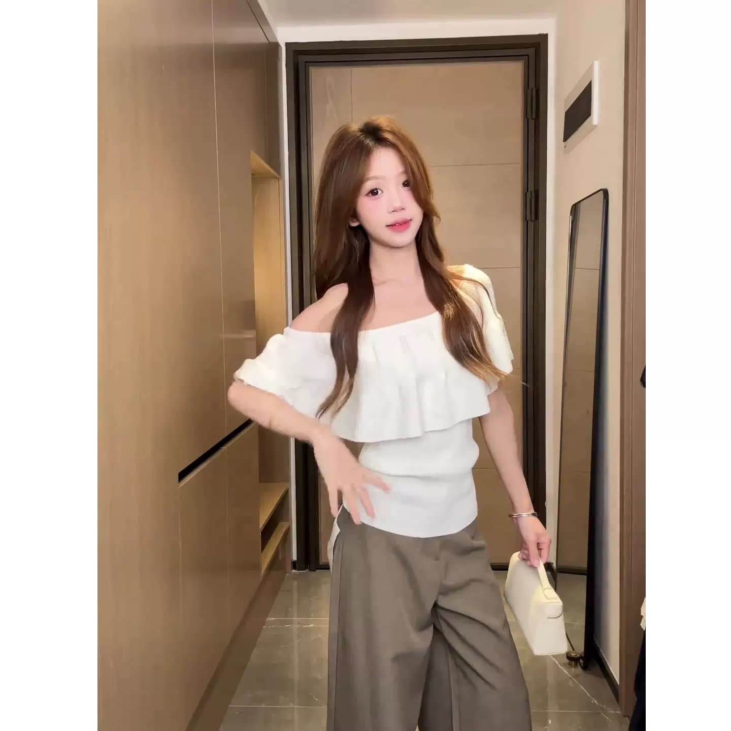 프랑스식 부드러운 바람 프릴 오프숄더 반팔 니트 스웨터 여성 여름 몸매 가꾸기 슬림해 보이는 자이언트 잘 생긴 오프숄더 맨위 이미지 2