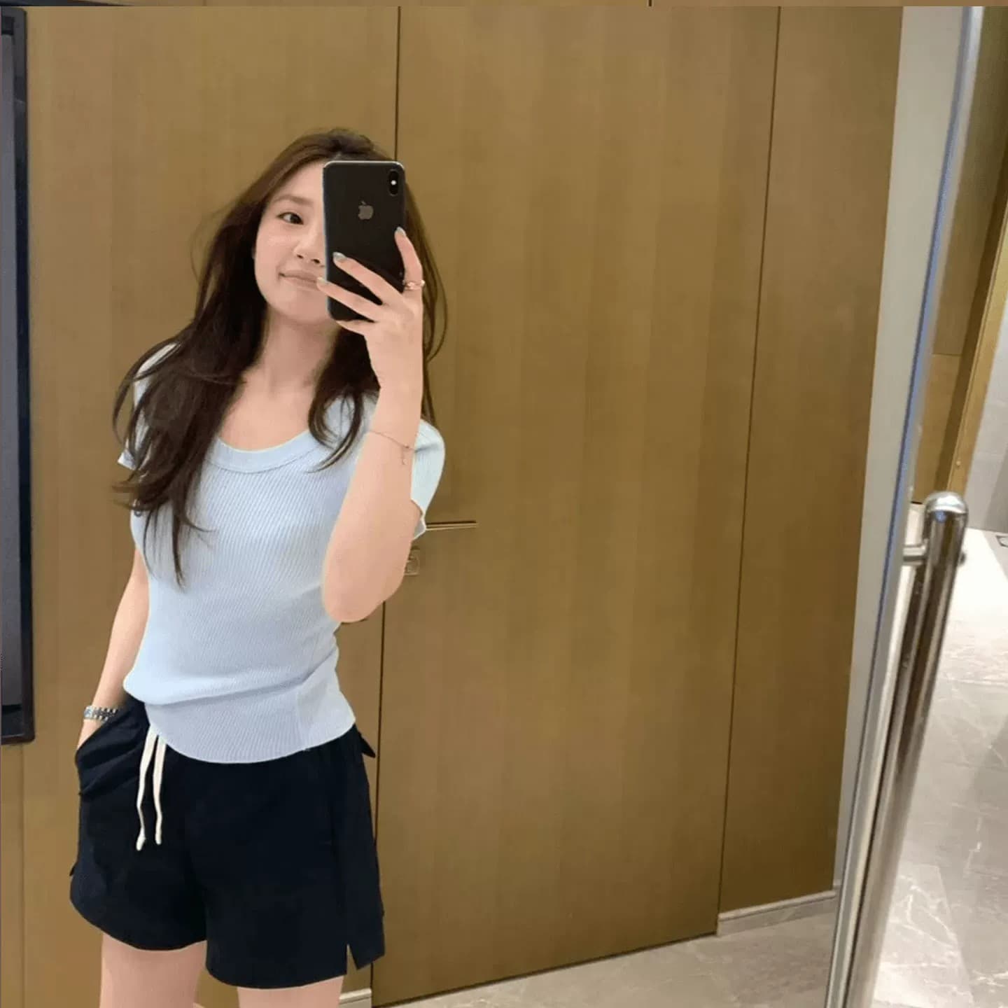 한 부서 캐주얼 바람 화이트 u 칼라 반팔 니트 스웨터 여성 여름 얇은 스타일 허리 수축 슬림해 보이는 단색 기초 티셔츠 맨위 이미지 3