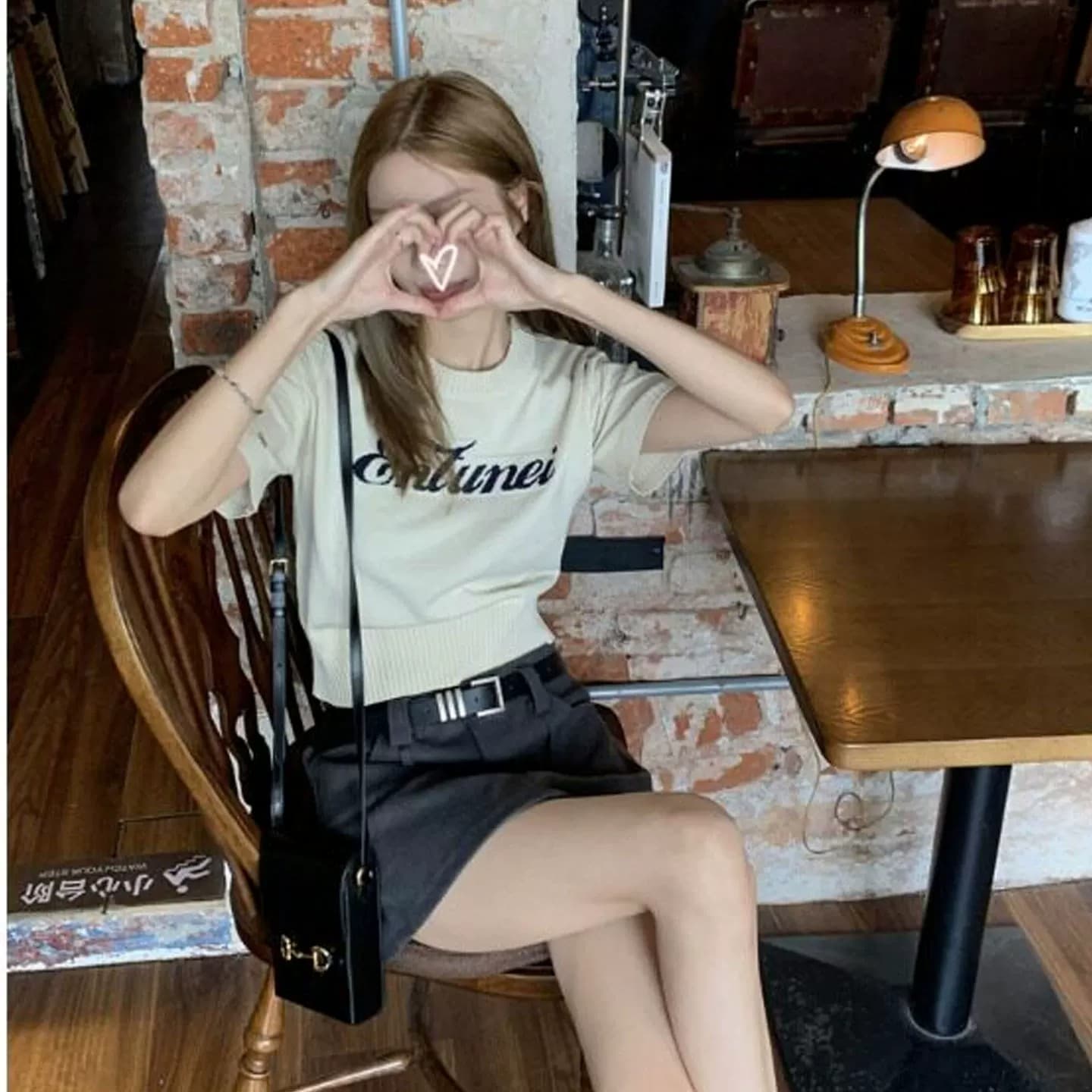 미니멀리즘 바람 알파벳 프린트 라운드 넥 반팔 니트 티셔츠 여성 여름 얇은 스타일 다용도 루즈핏 슬림해 보이는 쇼트 스타일 맨위 상세 이미지 5