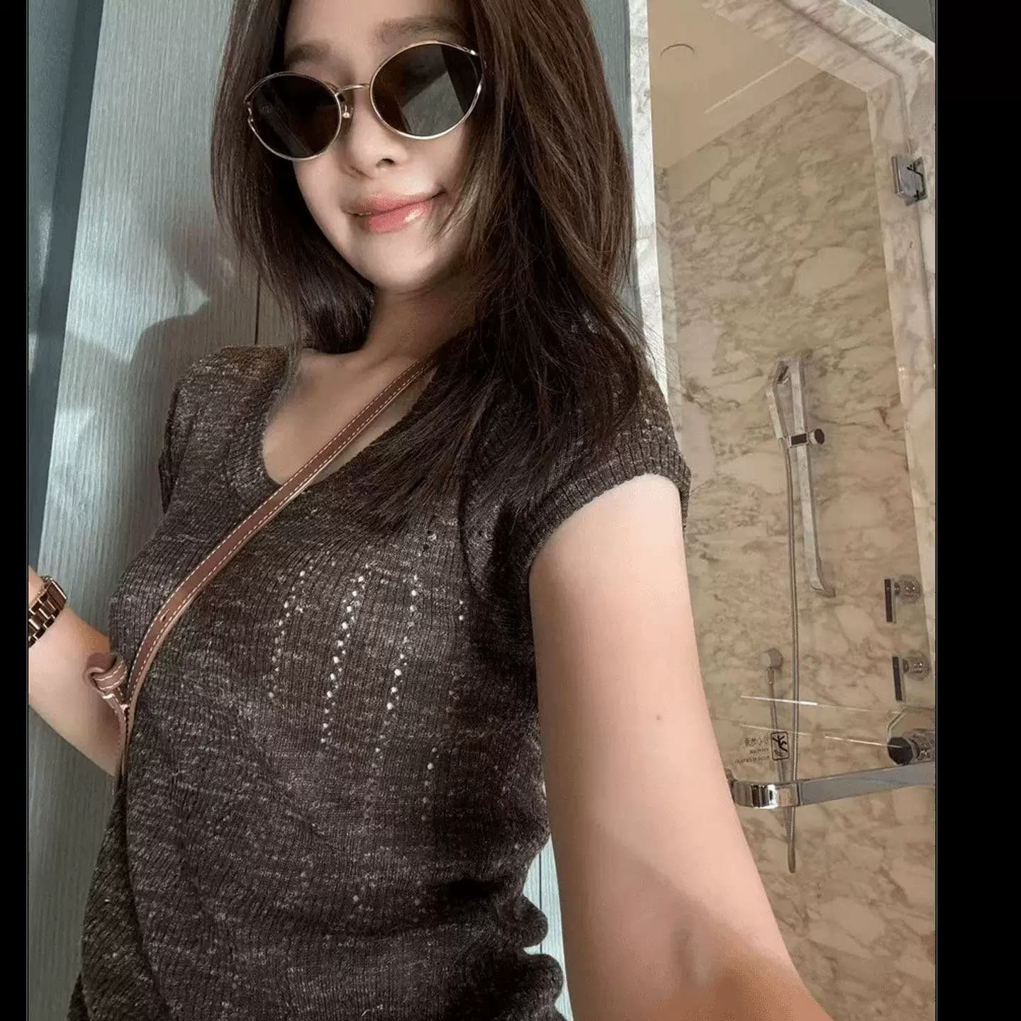 미니멀리즘 바람 긍정적 인 어깨 u 칼라 반팔 얼음 실크 니트 티셔츠 여성 여름 얇고 가벼운 통기성 디자인 센스 단색 품격 맨위 이미지 5