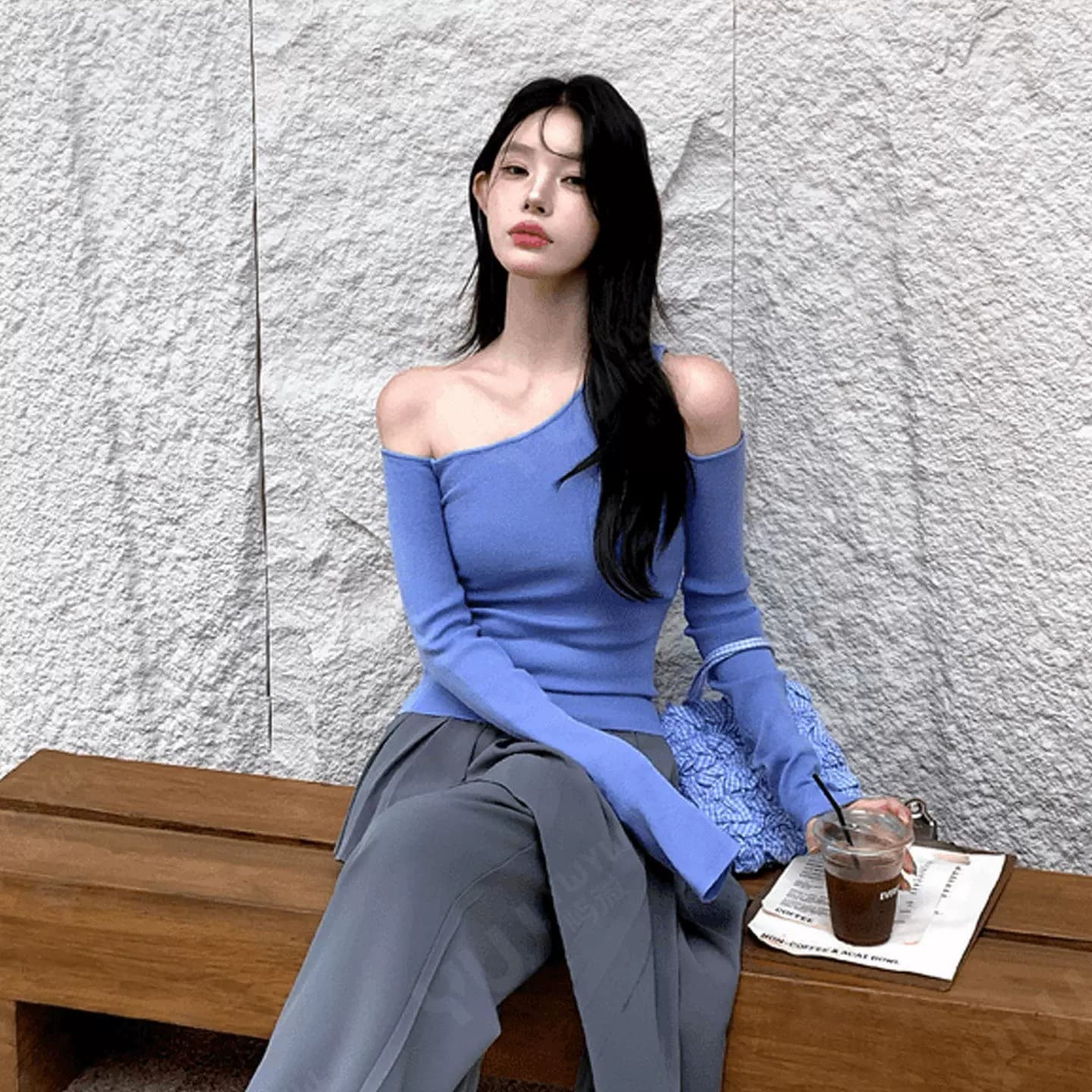 파란색 비스듬한 어깨 비대칭 니트 스웨터 여성 2026 새로운 긴팔 오프숄더 디자인 고급 센스 고유 한 슬림해 보이는 맨위 상세 이미지 1