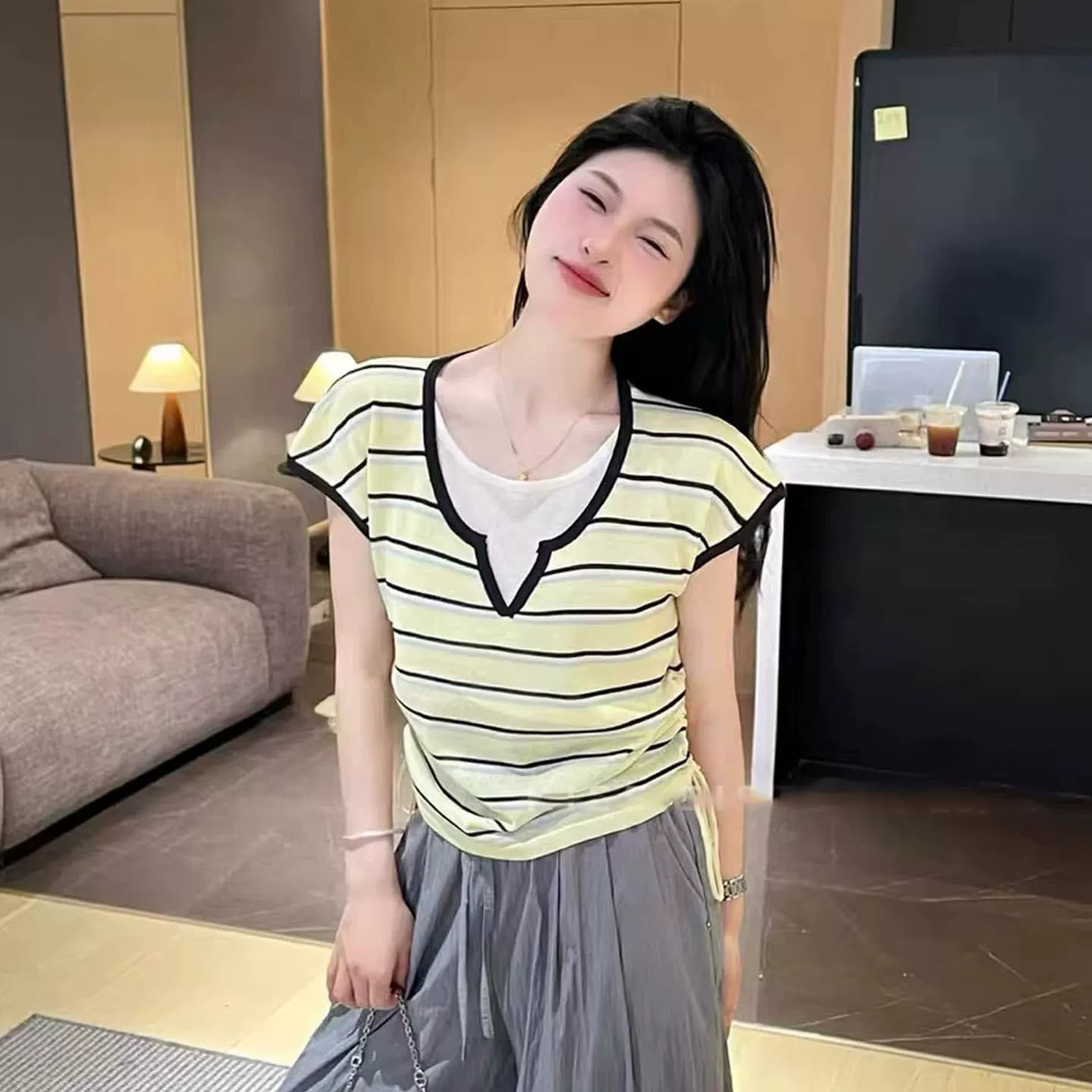 한 부서 레트로 스트라이프 페이크 레이어드 V넥 니트 스웨터 여성 여름 반팔 몸매 가꾸기 슬림해 보이는 디자인 센스 고유 한 맨위