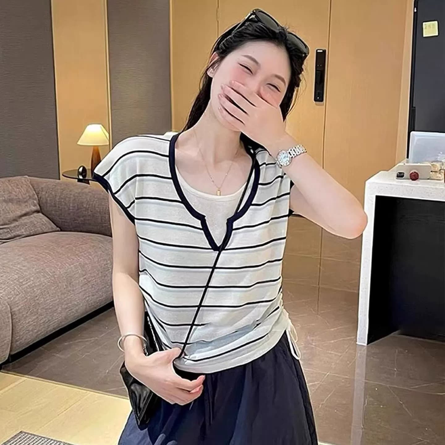 한 부서 레트로 스트라이프 페이크 레이어드 V넥 니트 스웨터 여성 여름 반팔 몸매 가꾸기 슬림해 보이는 디자인 센스 고유 한 맨위 이미지 4