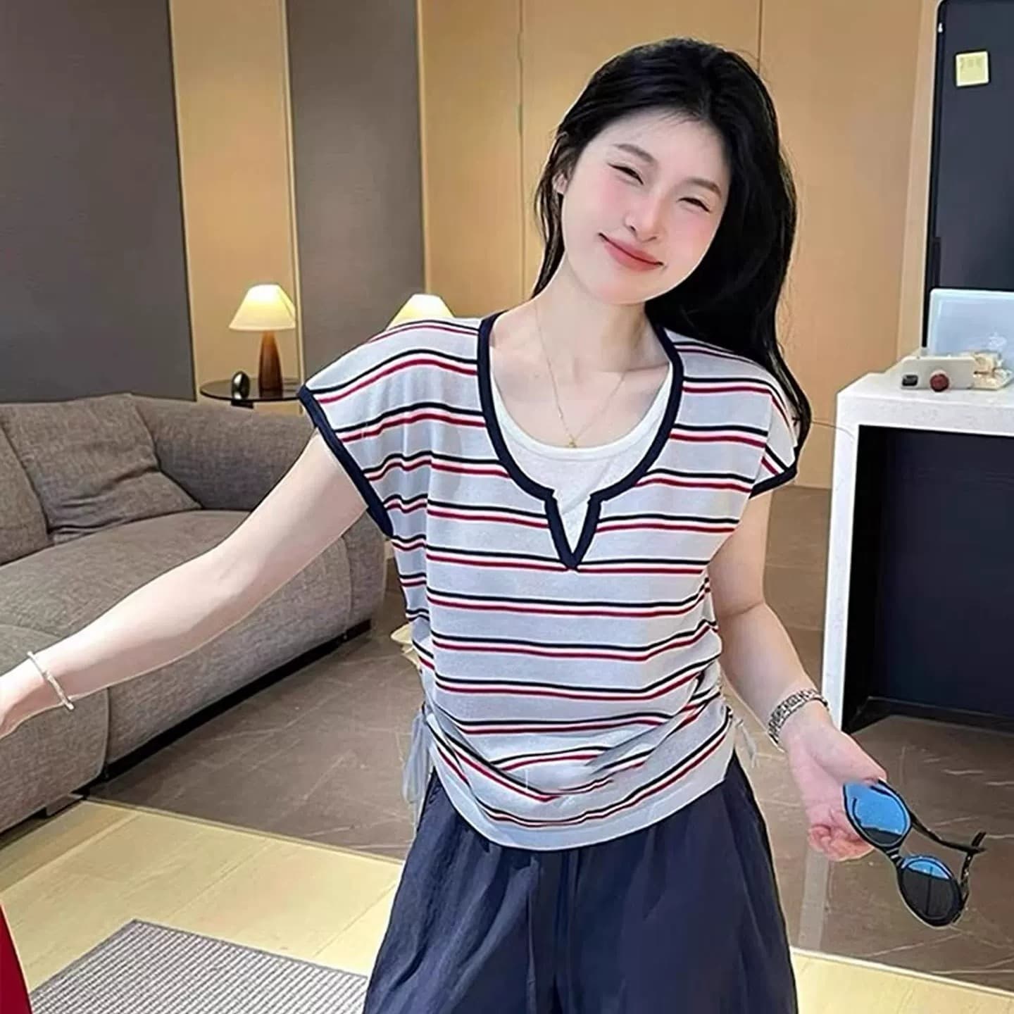 한 부서 레트로 스트라이프 페이크 레이어드 V넥 니트 스웨터 여성 여름 반팔 몸매 가꾸기 슬림해 보이는 디자인 센스 고유 한 맨위 상세 이미지 4