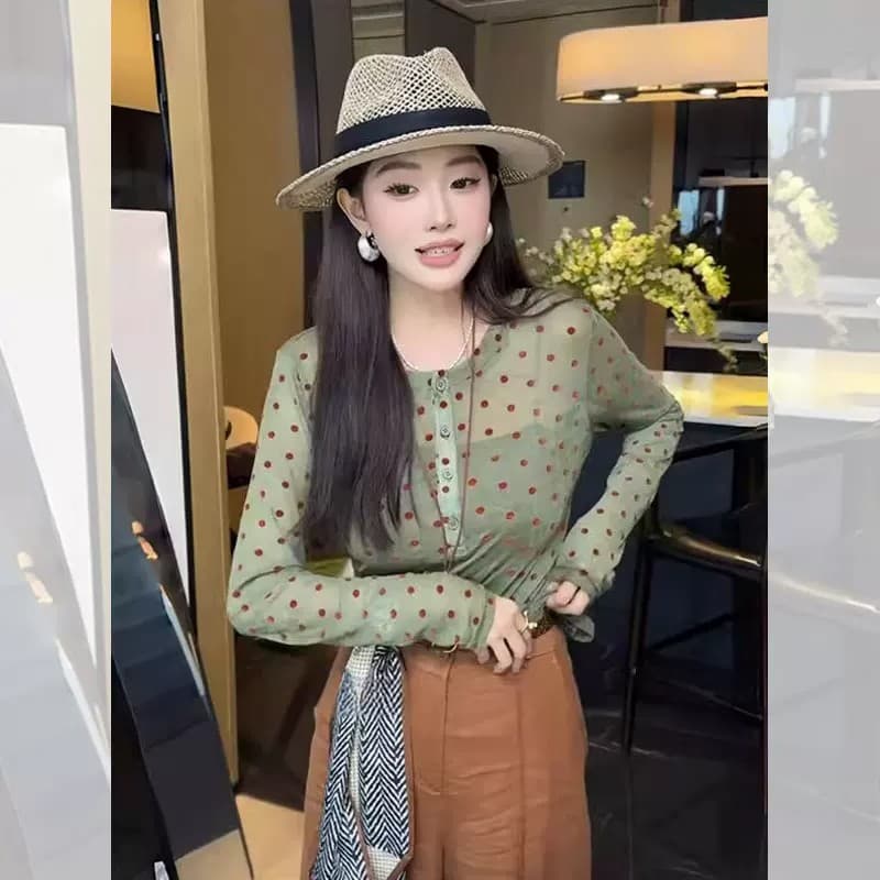 여름 도파민 녹색 도트 무늬 긴팔 티셔츠 여성 여름 몸매 가꾸기 슬림해 보이는 고유 한 아름다운 자외선 차단 블라우스 맨위