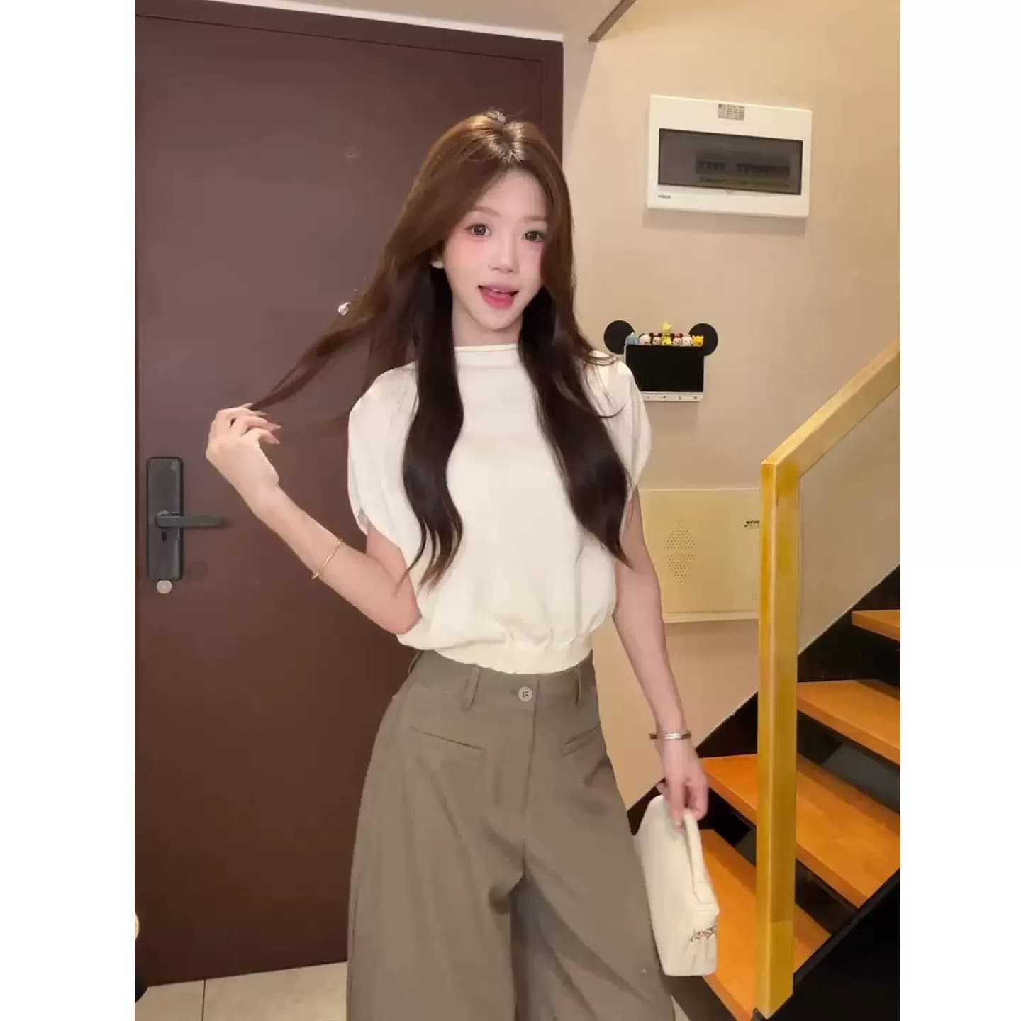 화이트 배트윙 소매 볼륨 측면 반하이넥 니트 스웨터 여성 여름 허리 수축 슬림해 보이는 디자인 센스 작은 대중 쇼트 스타일 맨위