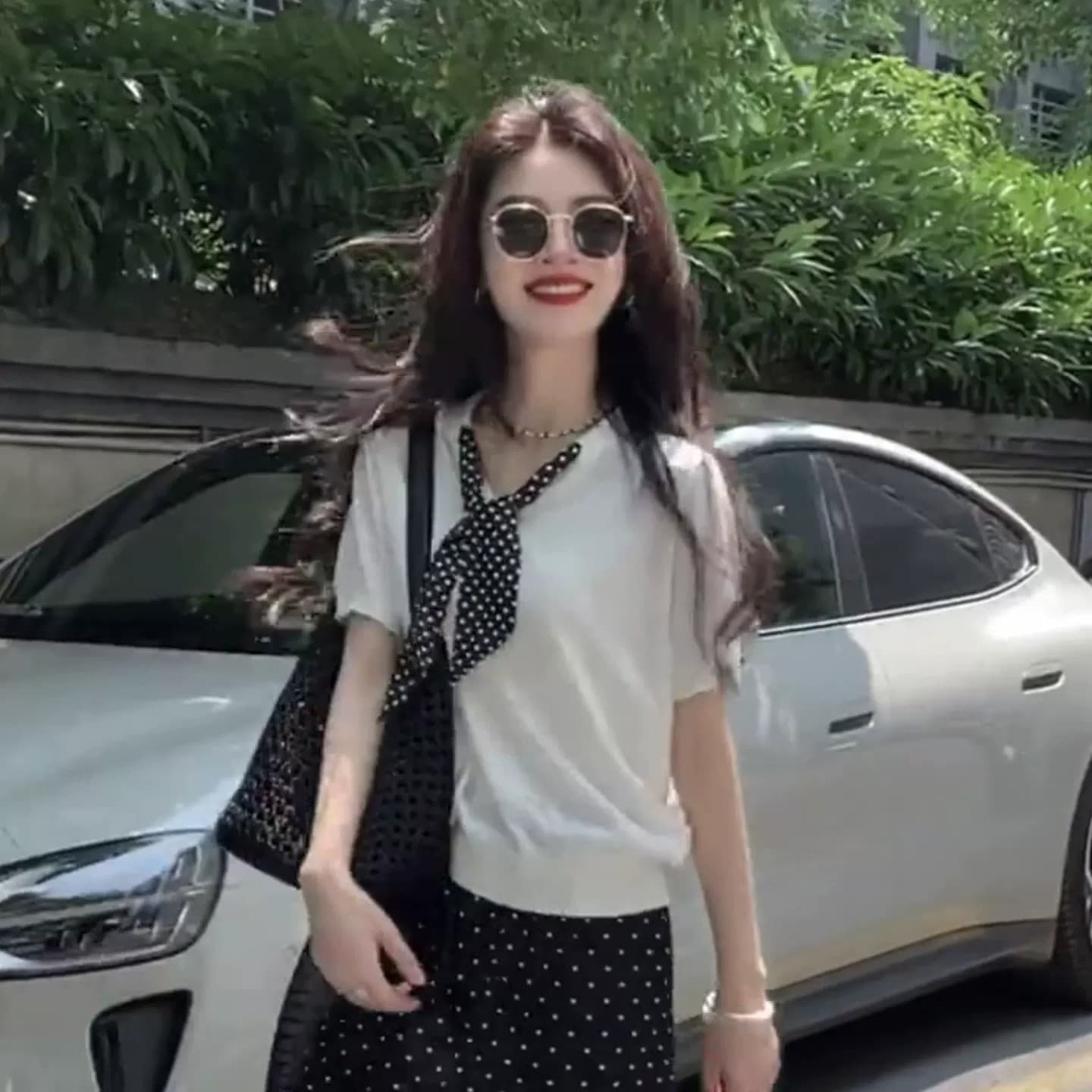 느긋한 바람 도트 무늬 스카프 칼라 니트 반팔 여성 여름 얇은 스타일 연령 감소 루즈핏 슬림해 보이는 부드러운 바람 작은 대중 맨위 상세 이미지 2
