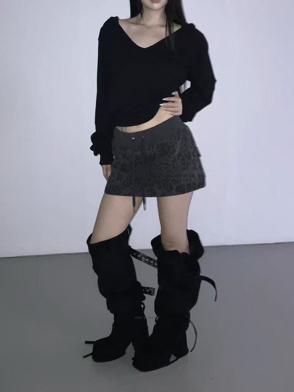 V넥 후드 미니멀리즘 편안함 작은 후드티 주머니 다용도 캐주얼 맨위 기본 셔츠 스택 착용 긴팔 쇼트 스타일 후드티 상세 이미지 2
