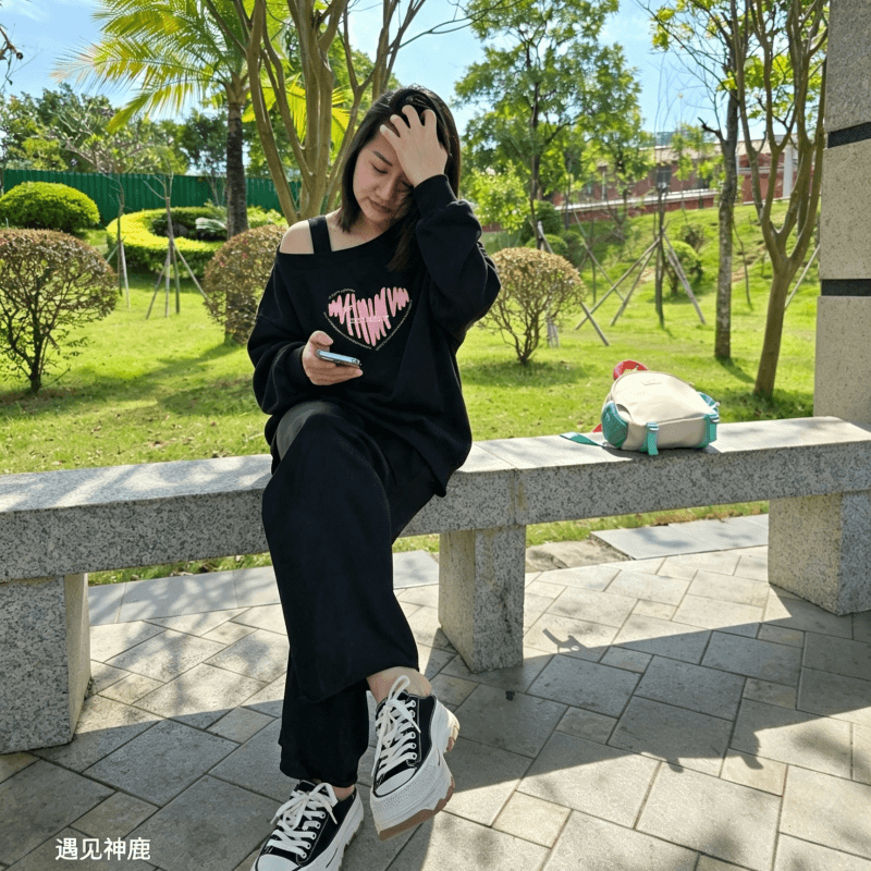 디자인 센스 Chic 오프숄더 비스듬한 어깨 가을 겨울 의류 후드티 느긋한 바람 프린트 여성 긴 소매 루즈핏 빅 사이즈 여성 의류 상세 이미지 3