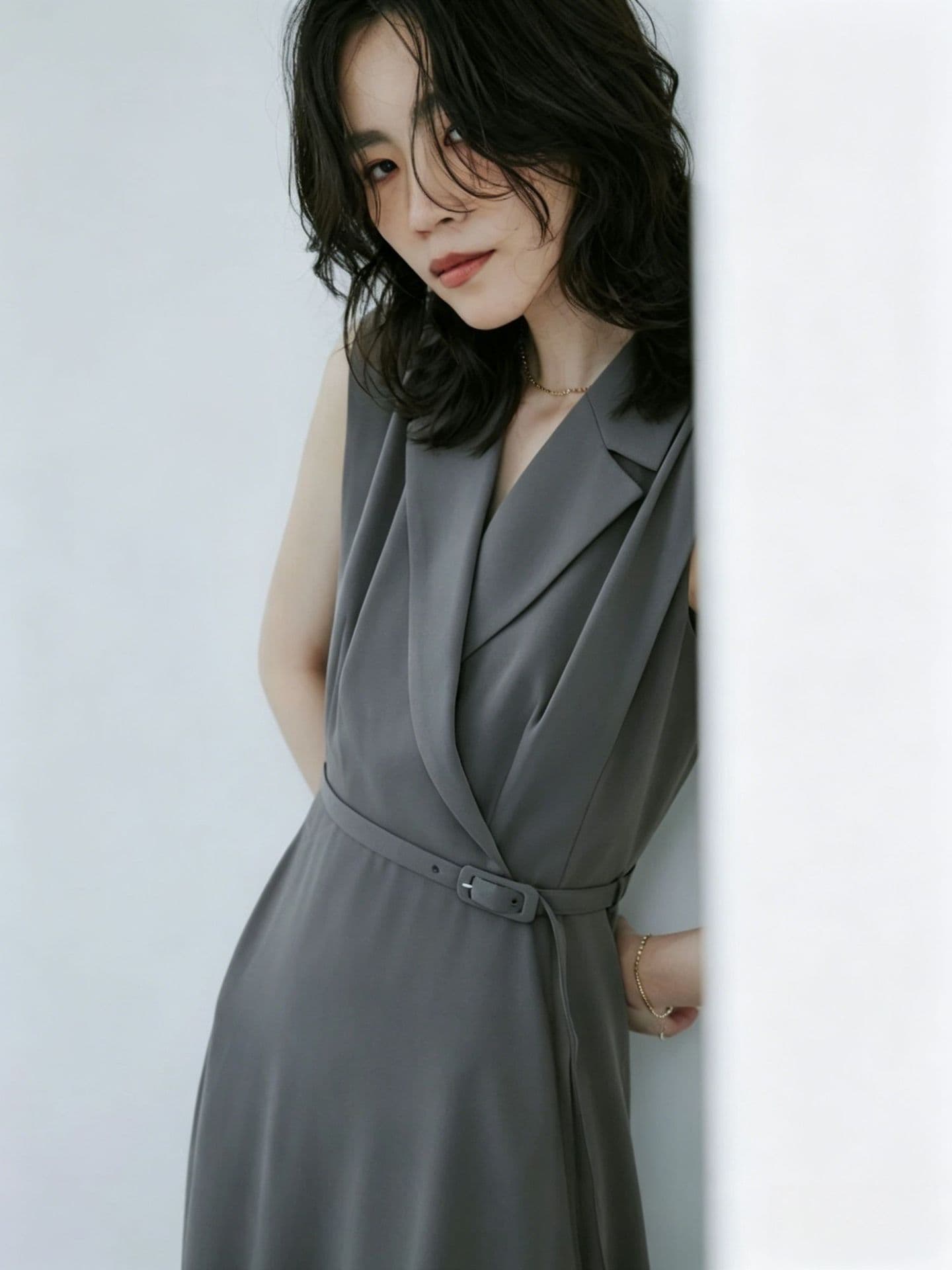 슬림해 보이는 품격 패션 2026 여름 허리 수축 패치워크 중간 길이 민소매 드레스 상세 이미지 4