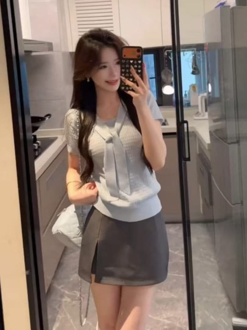 프랑스식 페이크 레이어드 숄 파란색 얼음 실크 반팔 니트 스웨터 여성 여름 디자인 센스 작은 대중 몸매 가꾸기 쇼트 스타일 맨위