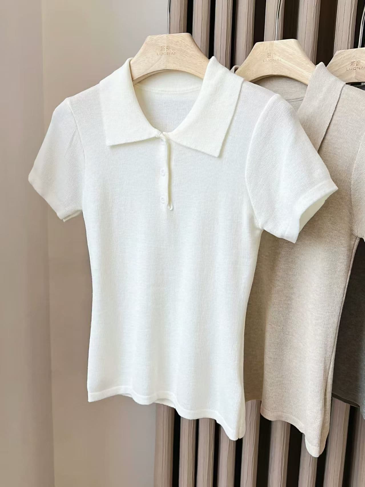 패션 폴로 칼라 디자인 POLO 칼라 반팔 니트 스웨터 여성 여름 2026 새로운 품격 화이트 긍정적 인 어깨 티셔츠 맨위 이미지 2