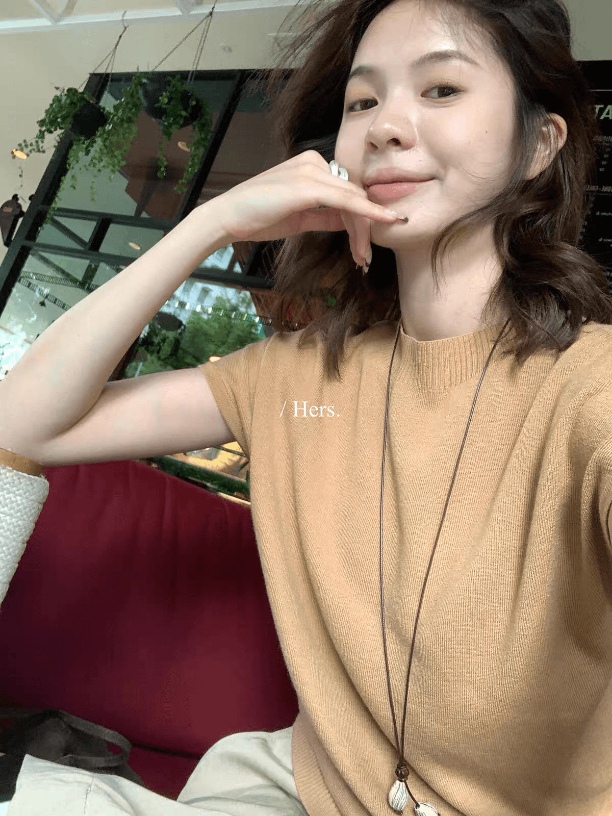 hers 2026 이른 가을 새로운 미니멀리즘 품격 라운드 넥 반팔 니트 스웨터 여성 일상 출퇴근 기초 섹션 맨위 상세 이미지 2
