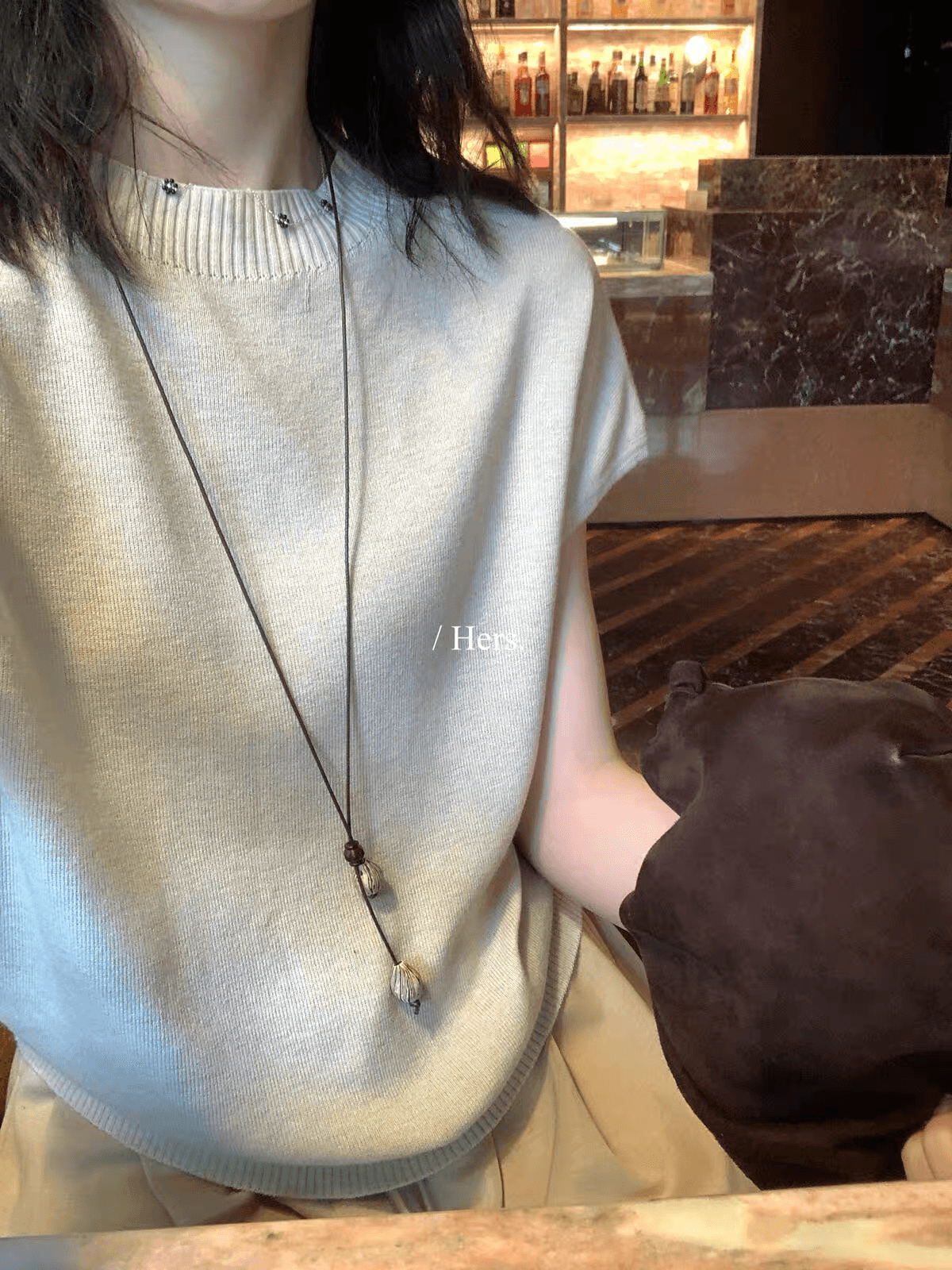 hers 2026 이른 가을 새로운 미니멀리즘 품격 라운드 넥 반팔 니트 스웨터 여성 일상 출퇴근 기초 섹션 맨위 상세 이미지 6